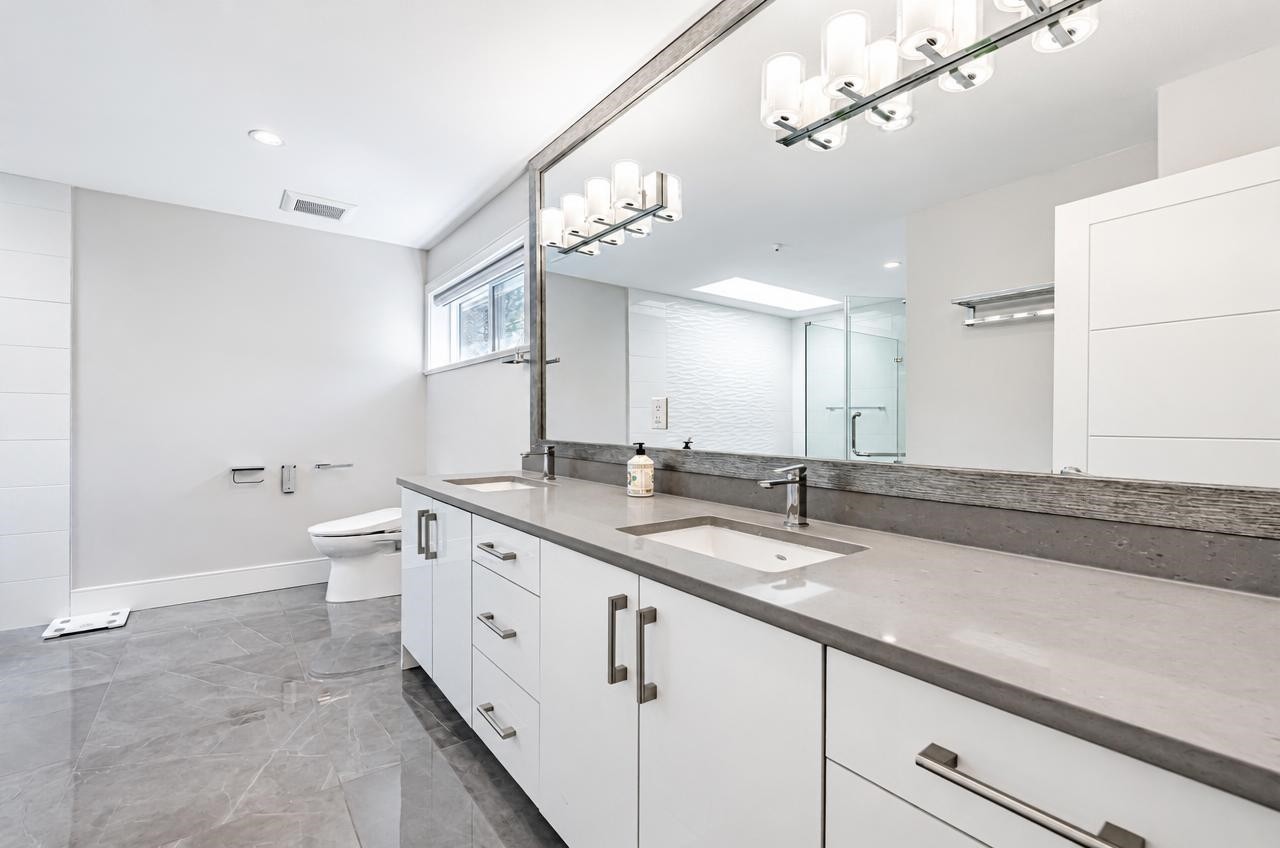 2374 35Th Avenue W, Vancouver, BC - Indoor Photo Showing Bathroom