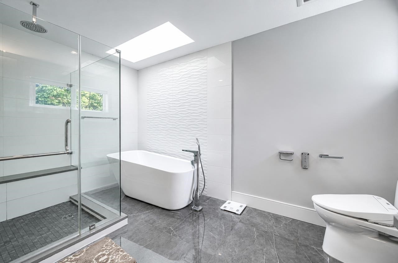 2374 35Th Avenue W, Vancouver, BC - Indoor Photo Showing Bathroom