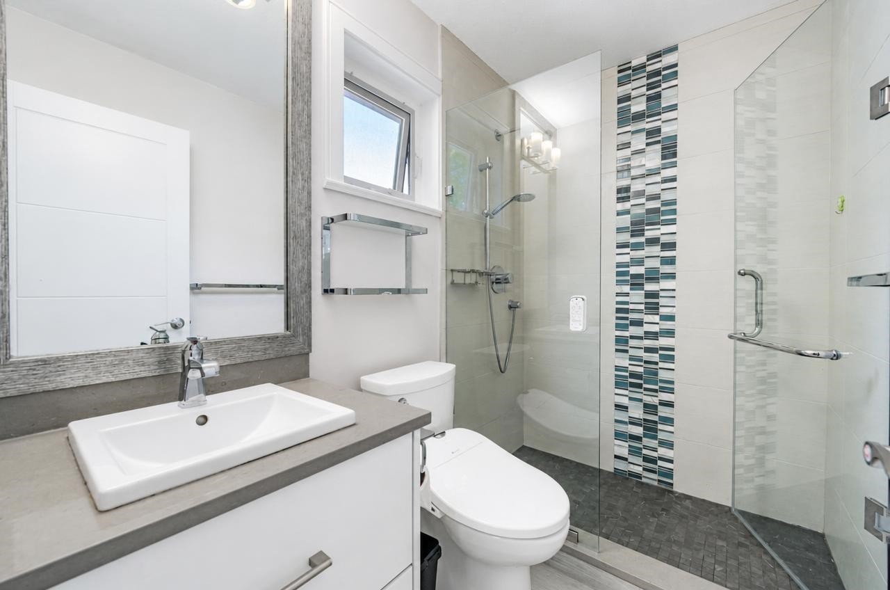 2374 35Th Avenue W, Vancouver, BC - Indoor Photo Showing Bathroom