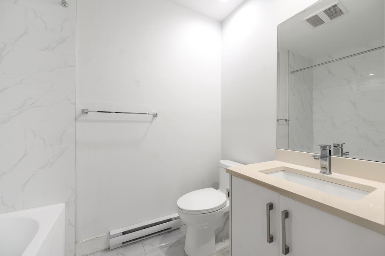 5043 Chambers Street, Vancouver, BC - Indoor Photo Showing Bathroom
