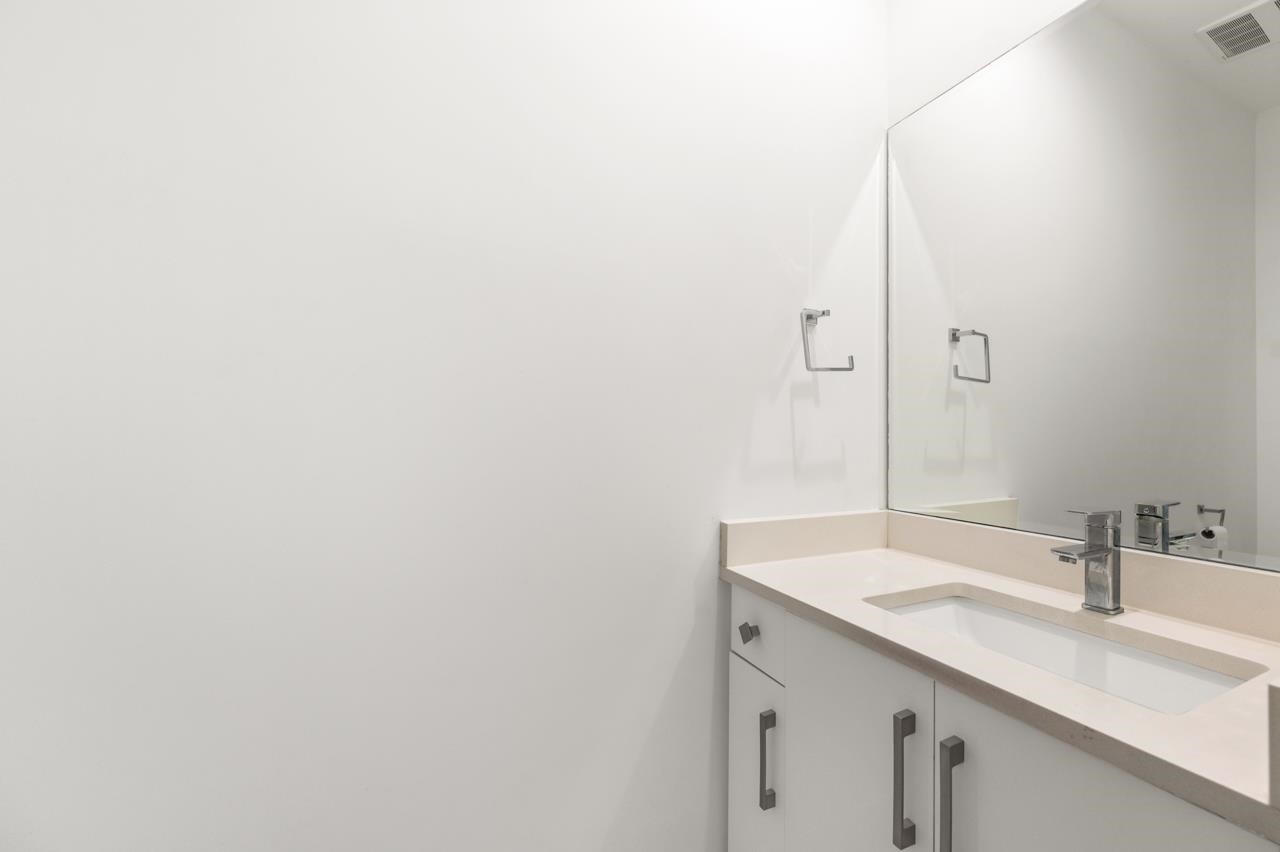 5043 Chambers Street, Vancouver, BC - Indoor Photo Showing Bathroom