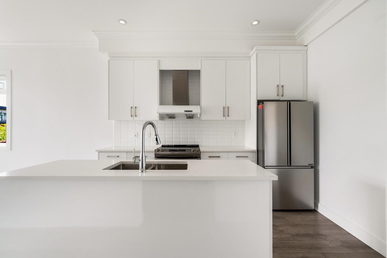 5043 Chambers Street, Vancouver, BC - Indoor Photo Showing Kitchen With Stainless Steel Kitchen With Double Sink With Upgraded Kitchen