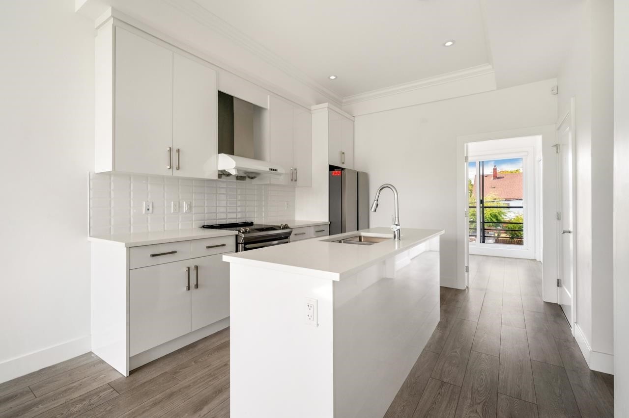 5043 Chambers Street, Vancouver, BC - Indoor Photo Showing Kitchen With Upgraded Kitchen