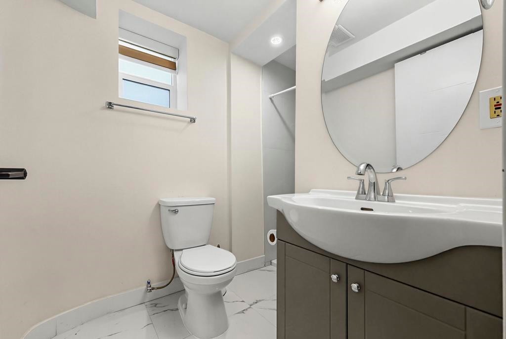 4936 Barker Crescent, Burnaby, BC - Indoor Photo Showing Bathroom