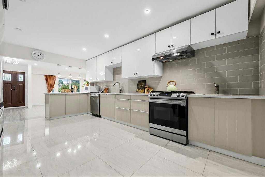 4936 Barker Crescent, Burnaby, BC - Indoor Photo Showing Kitchen With Upgraded Kitchen