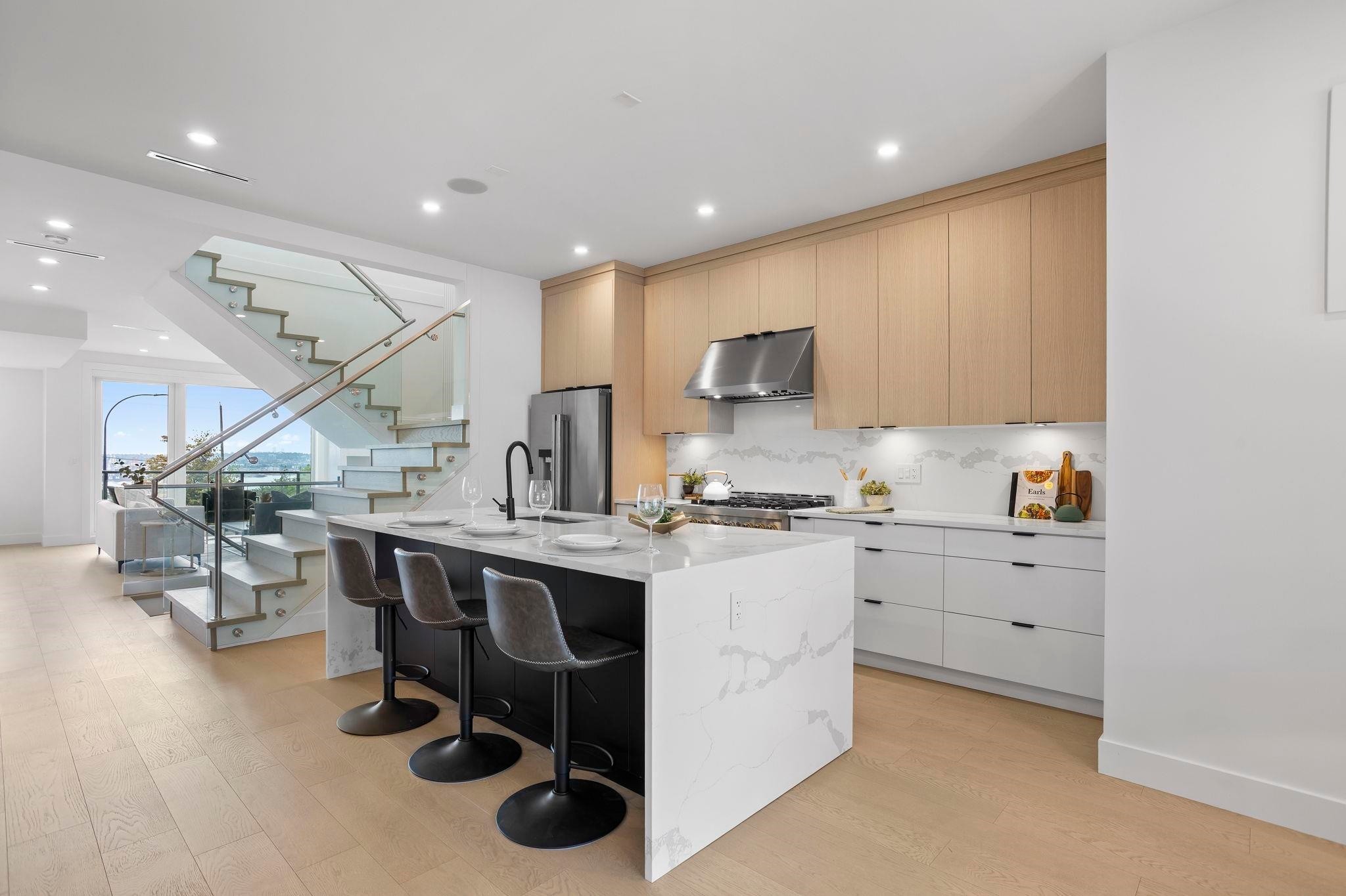 340 Keith Road E, North Vancouver, BC - Indoor Photo Showing Kitchen With Upgraded Kitchen