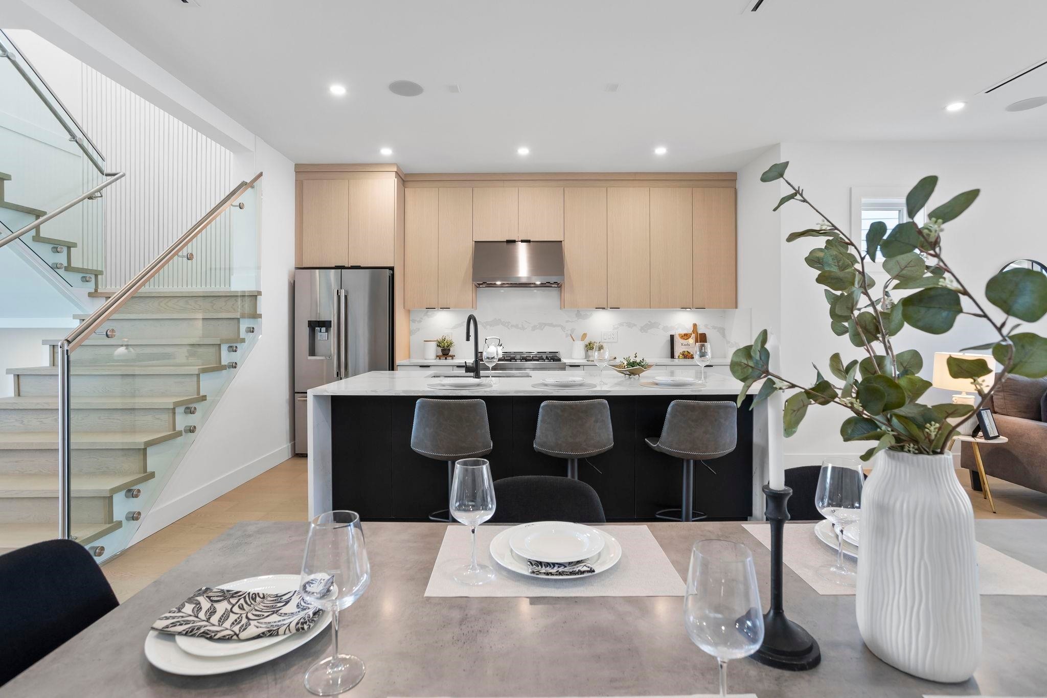 340 Keith Road E, North Vancouver, BC - Indoor Photo Showing Kitchen With Upgraded Kitchen
