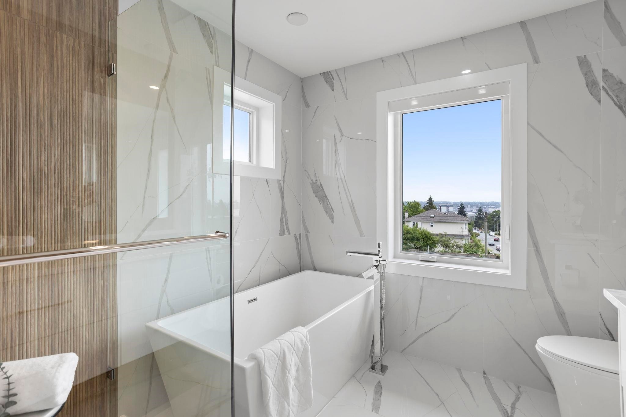 340 Keith Road E, North Vancouver, BC - Indoor Photo Showing Bathroom