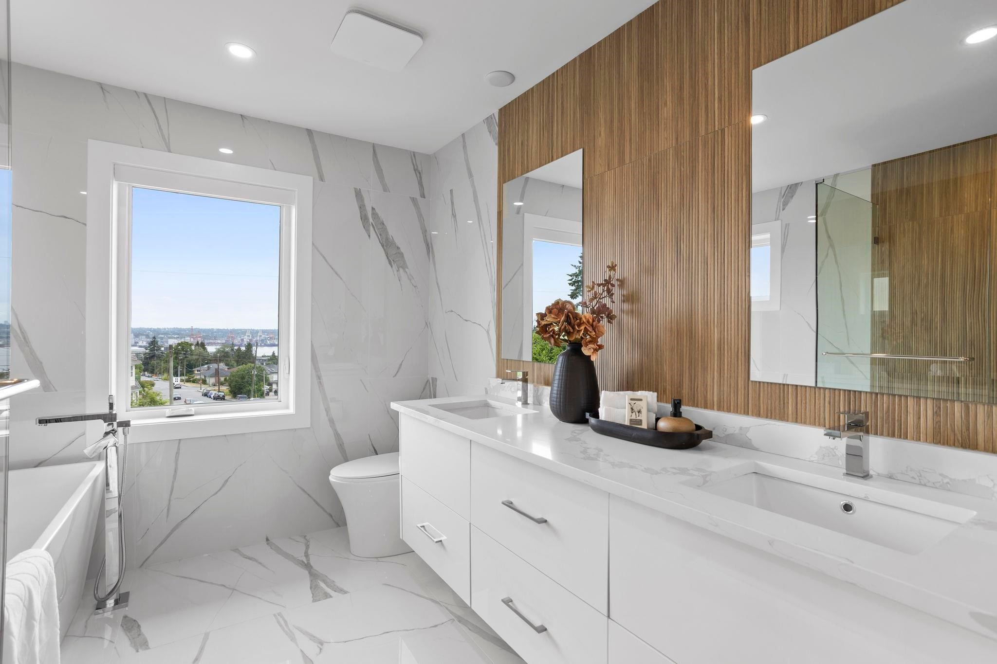 340 Keith Road E, North Vancouver, BC - Indoor Photo Showing Bathroom