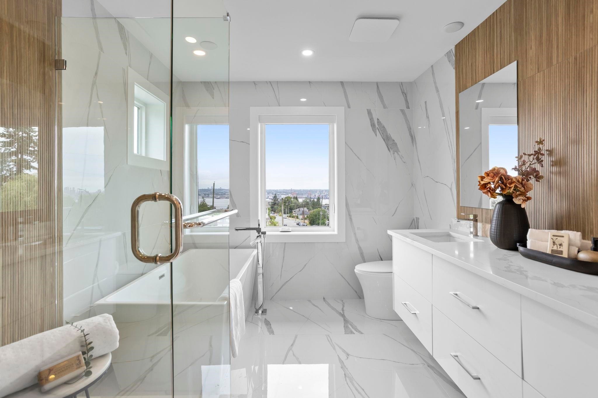 340 Keith Road E, North Vancouver, BC - Indoor Photo Showing Bathroom
