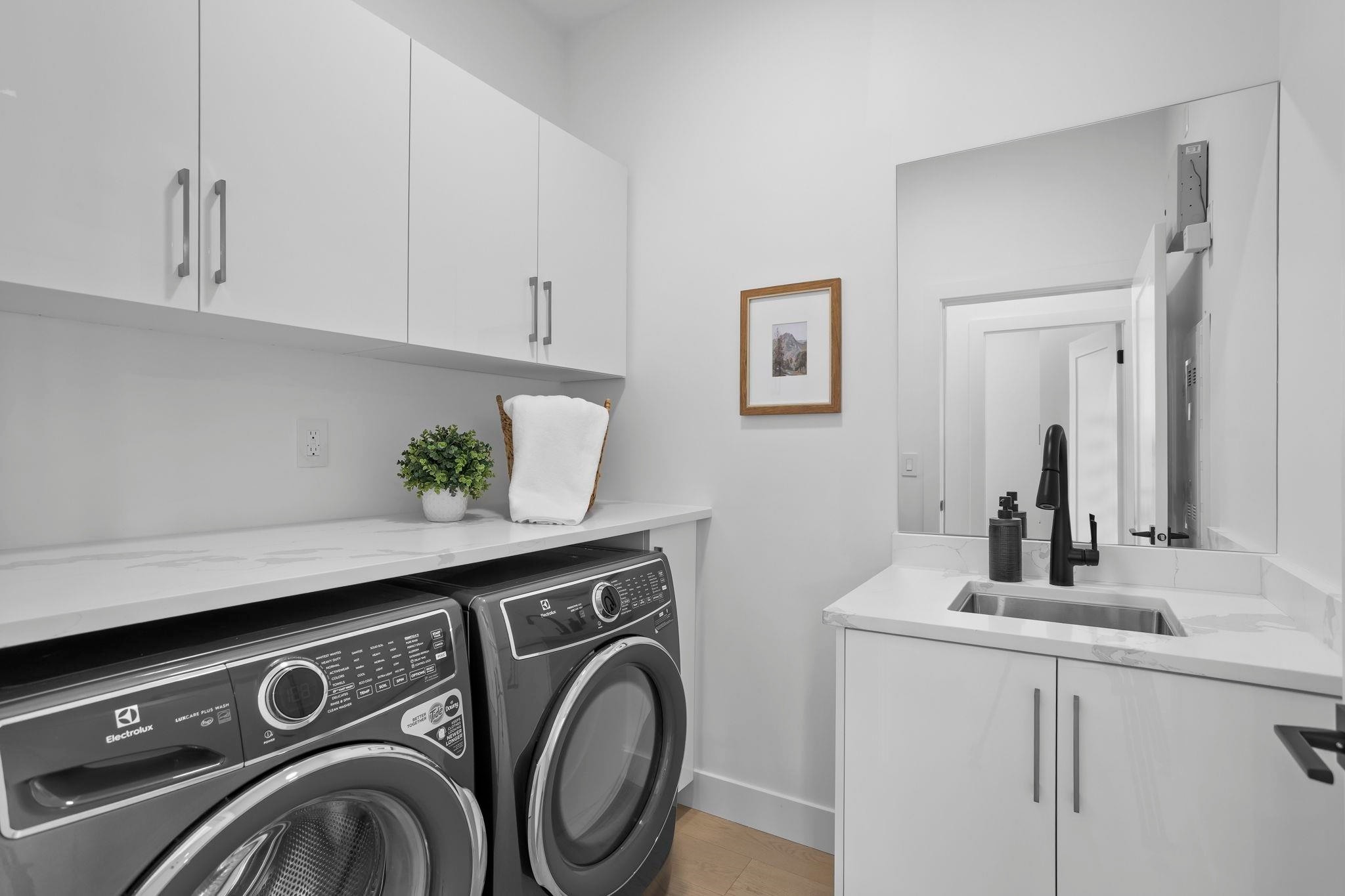 340 Keith Road E, North Vancouver, BC - Indoor Photo Showing Laundry Room