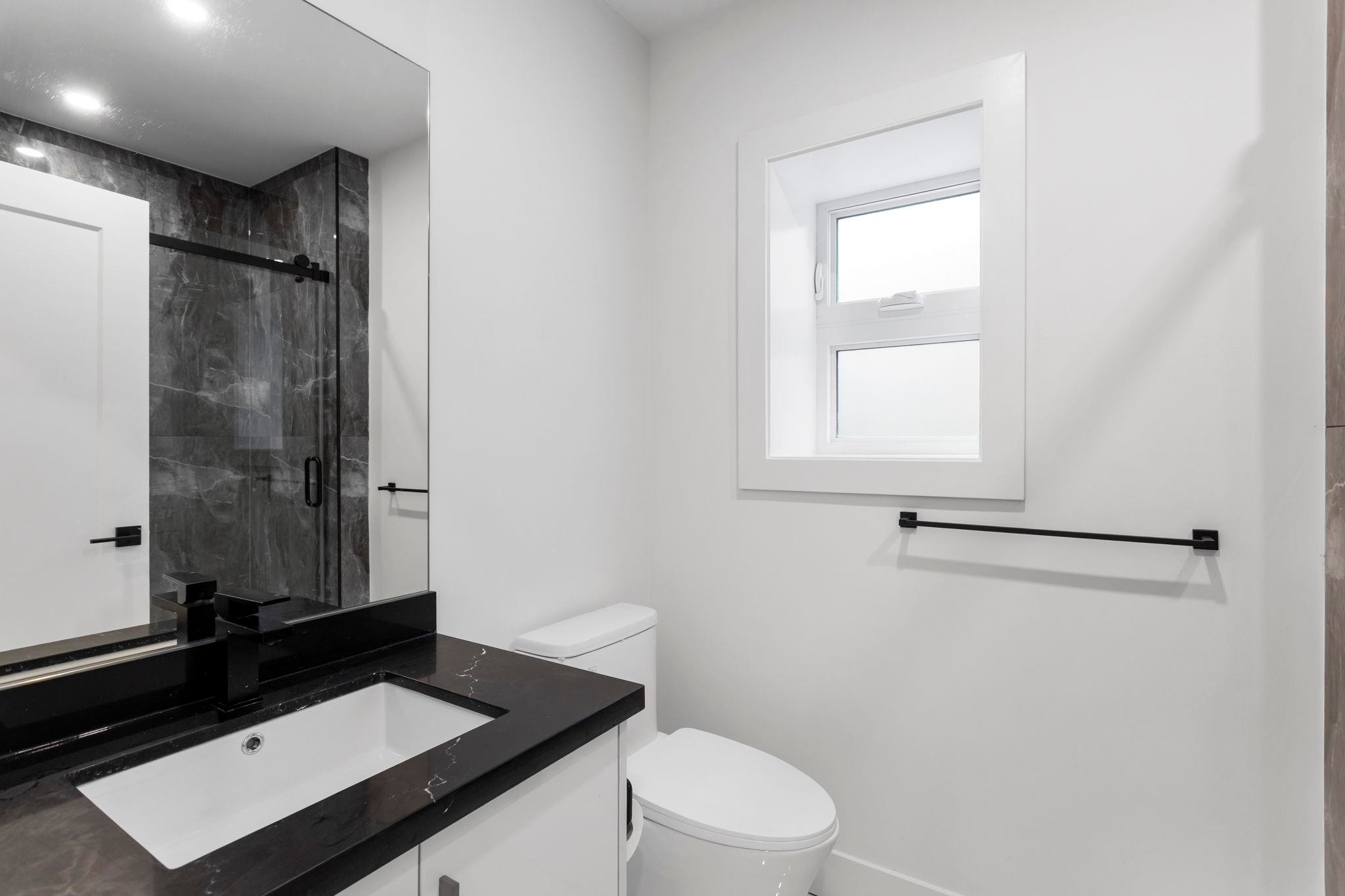340 Keith Road E, North Vancouver, BC - Indoor Photo Showing Bathroom