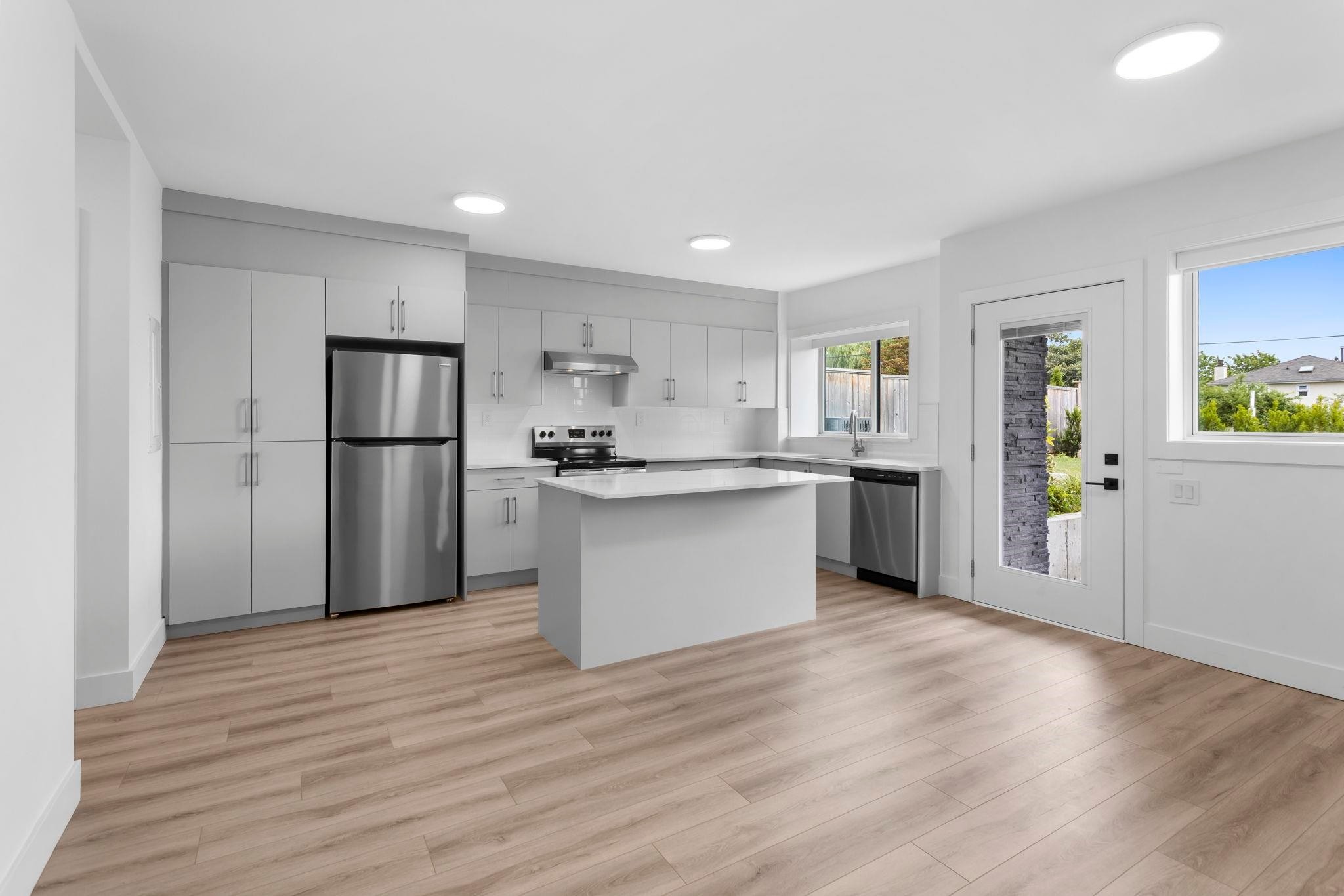 340 Keith Road E, North Vancouver, BC - Indoor Photo Showing Kitchen With Upgraded Kitchen