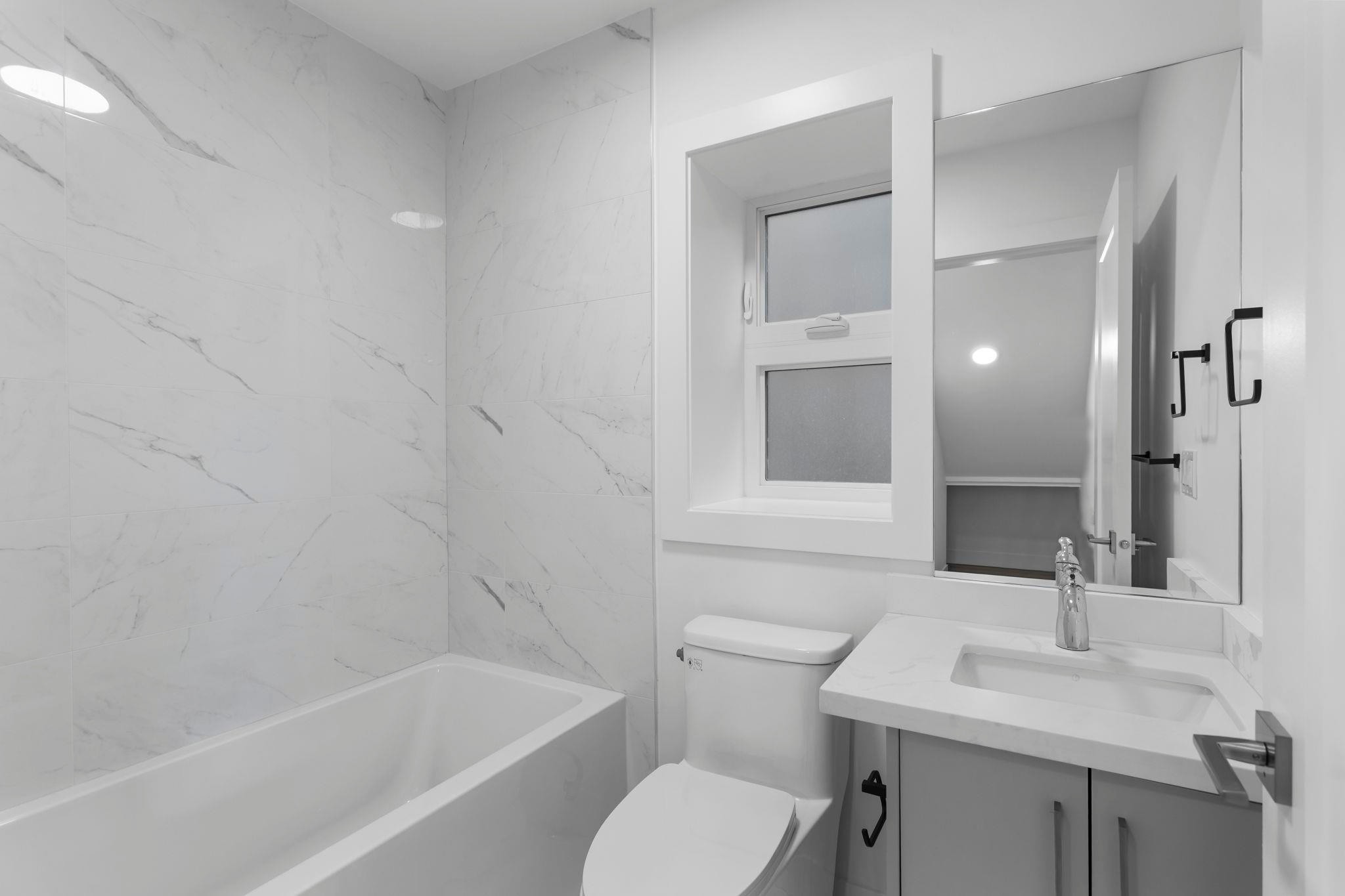 340 Keith Road E, North Vancouver, BC - Indoor Photo Showing Bathroom