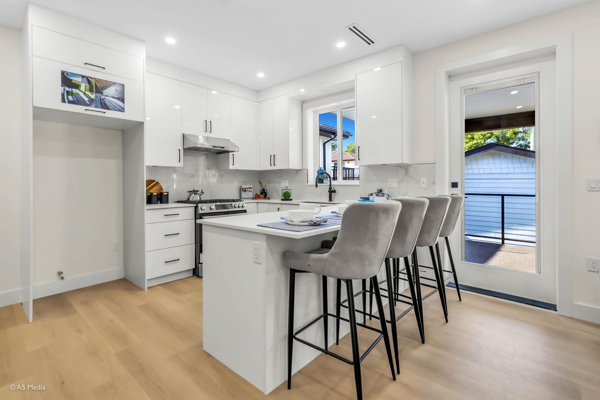 1-281 48Th Avenue E, Vancouver, BC - Indoor Photo Showing Kitchen With Upgraded Kitchen