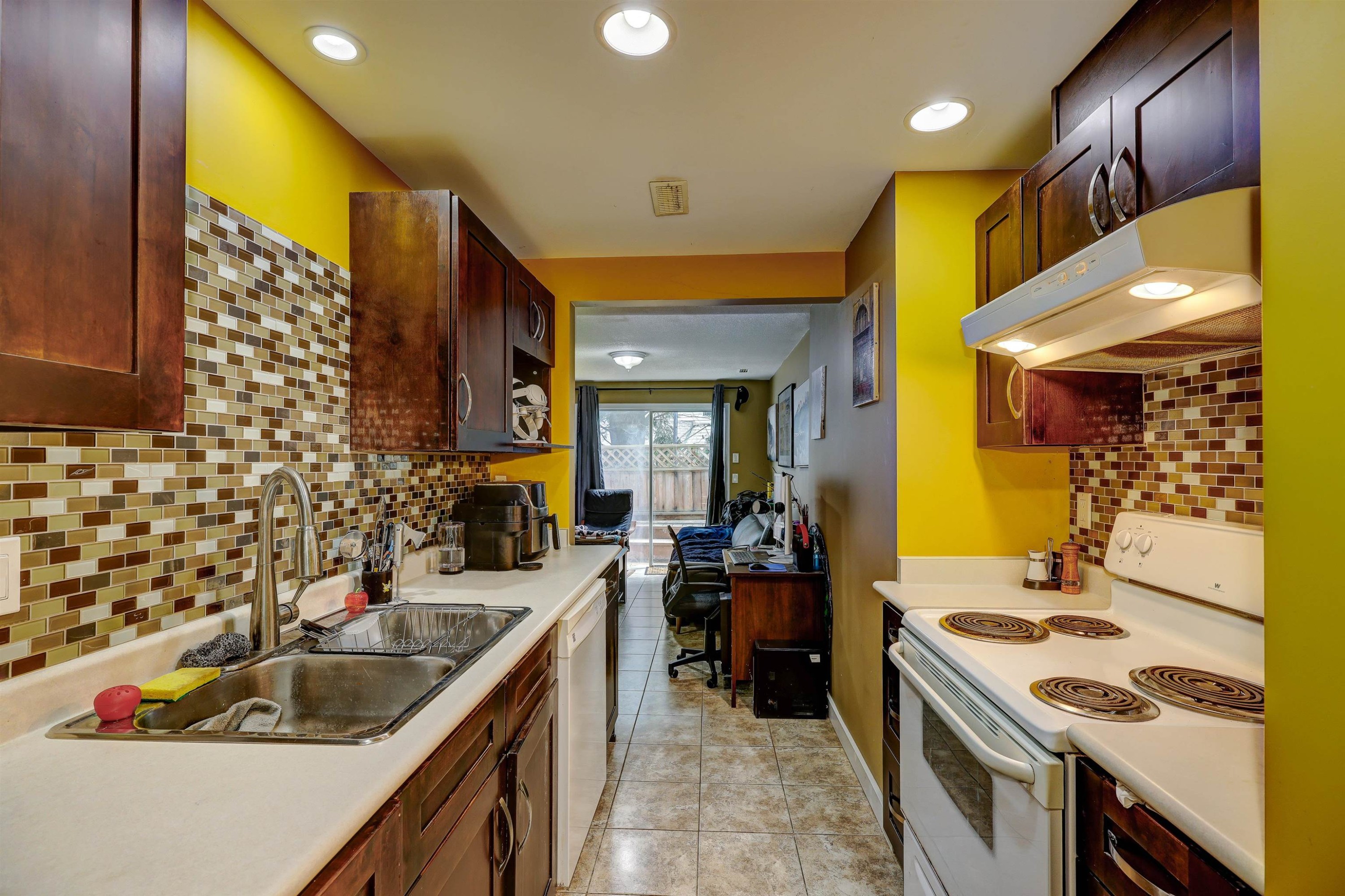 2986 Albion Drive, Coquitlam, BC - Indoor Photo Showing Kitchen With Double Sink