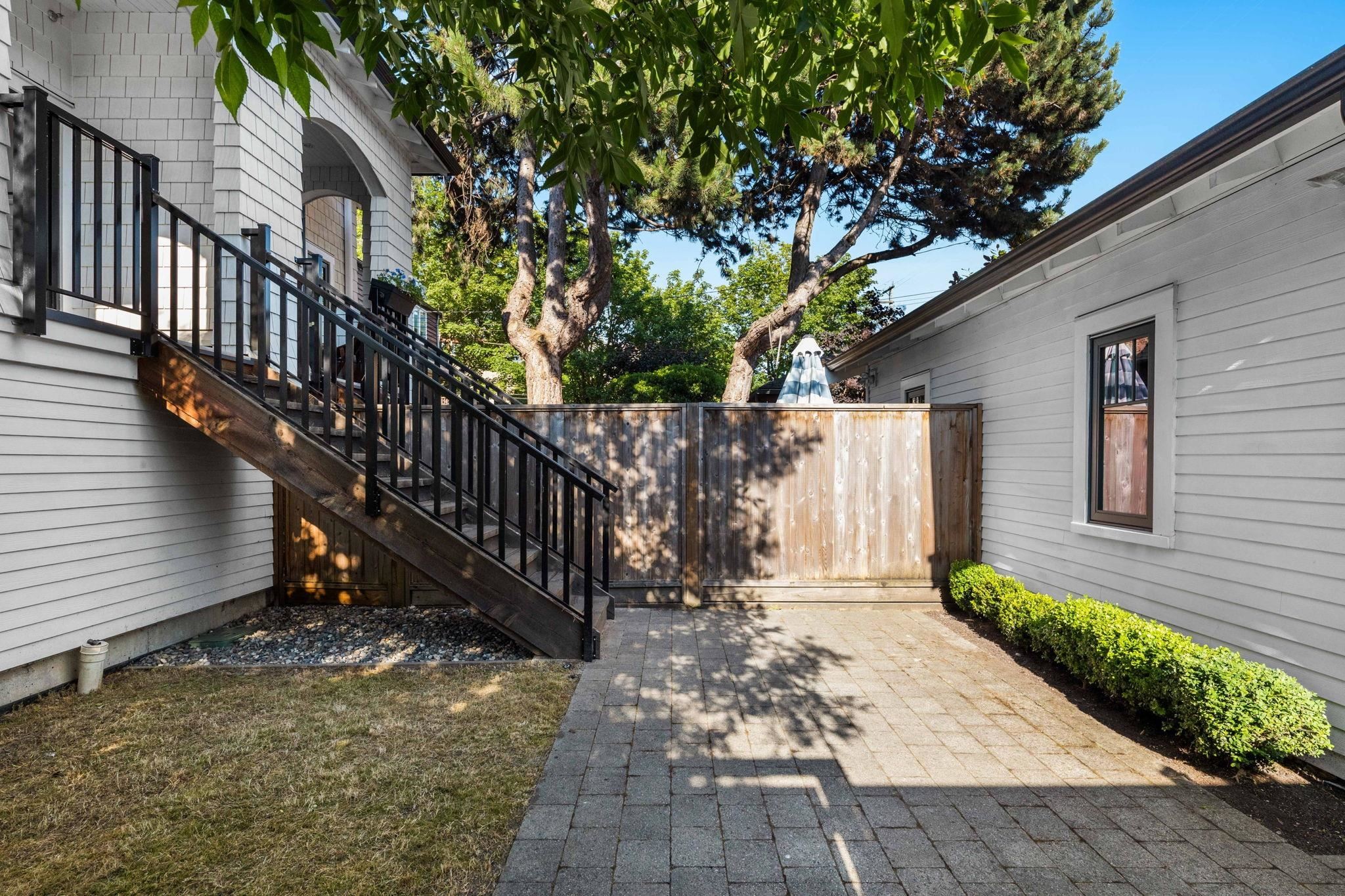 2518 3Rd Avenue W, Vancouver, BC