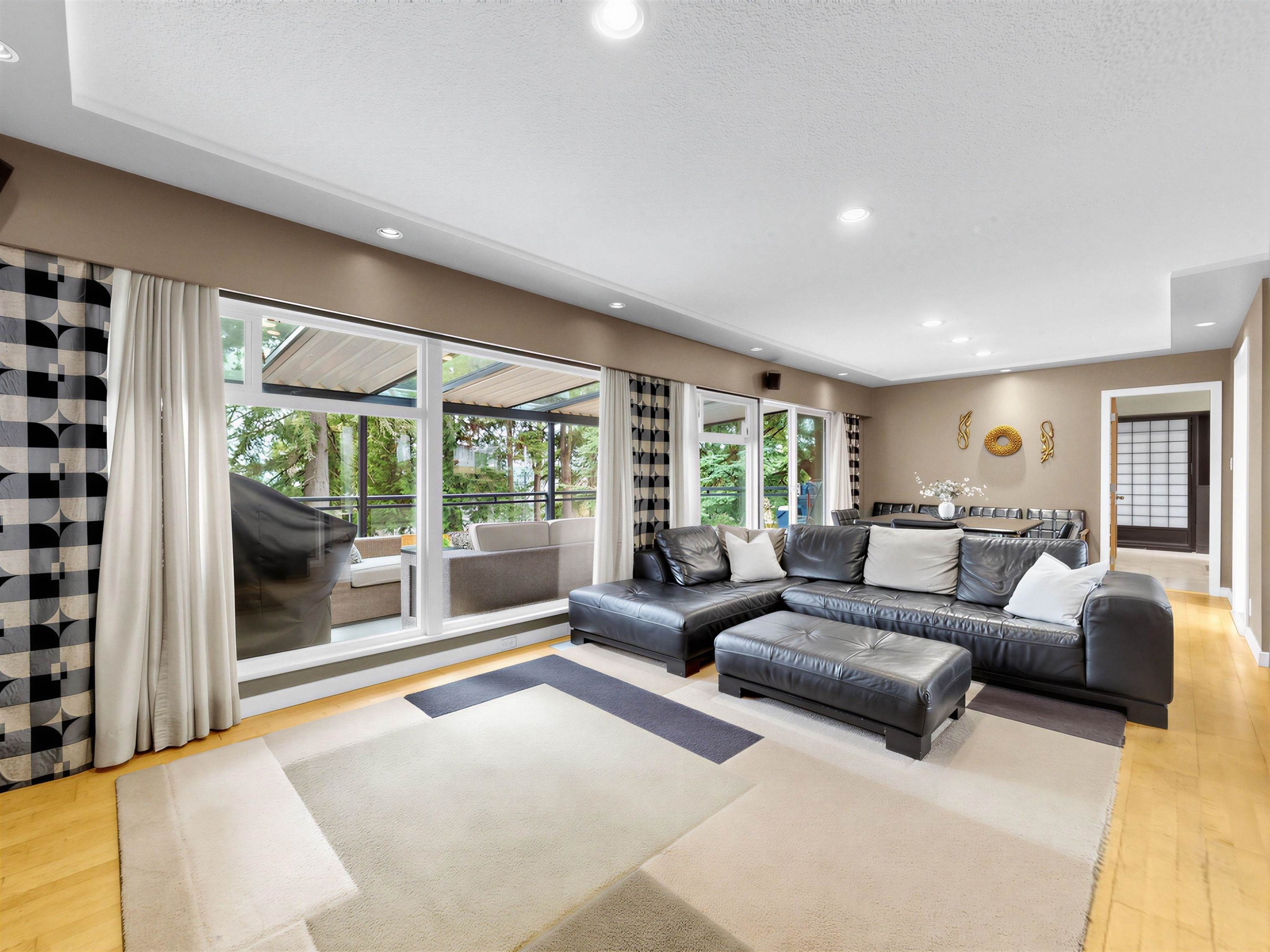 712 Shaw Avenue, Coquitlam, BC - Indoor Photo Showing Living Room
