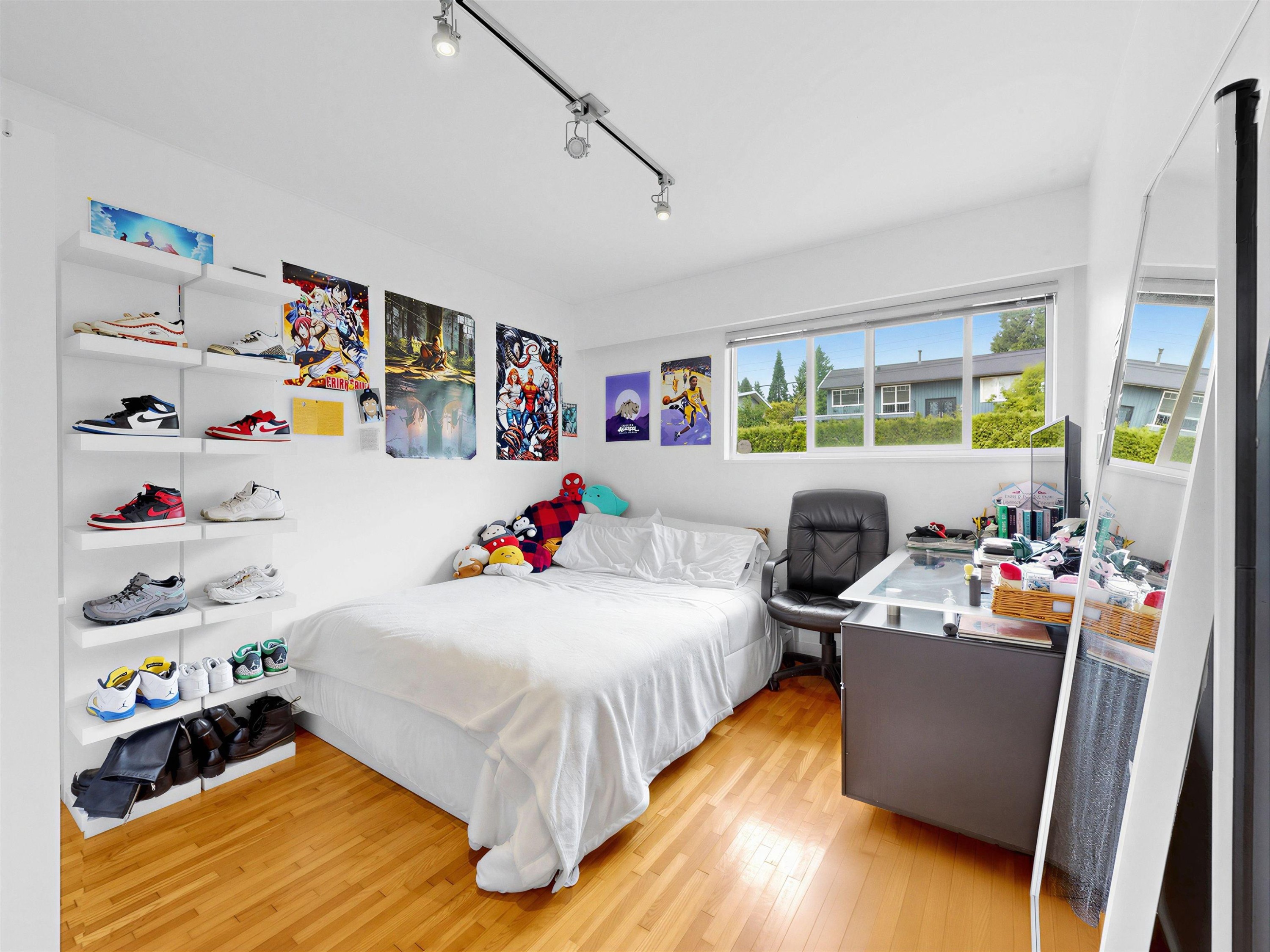 712 Shaw Avenue, Coquitlam, BC - Indoor Photo Showing Bedroom