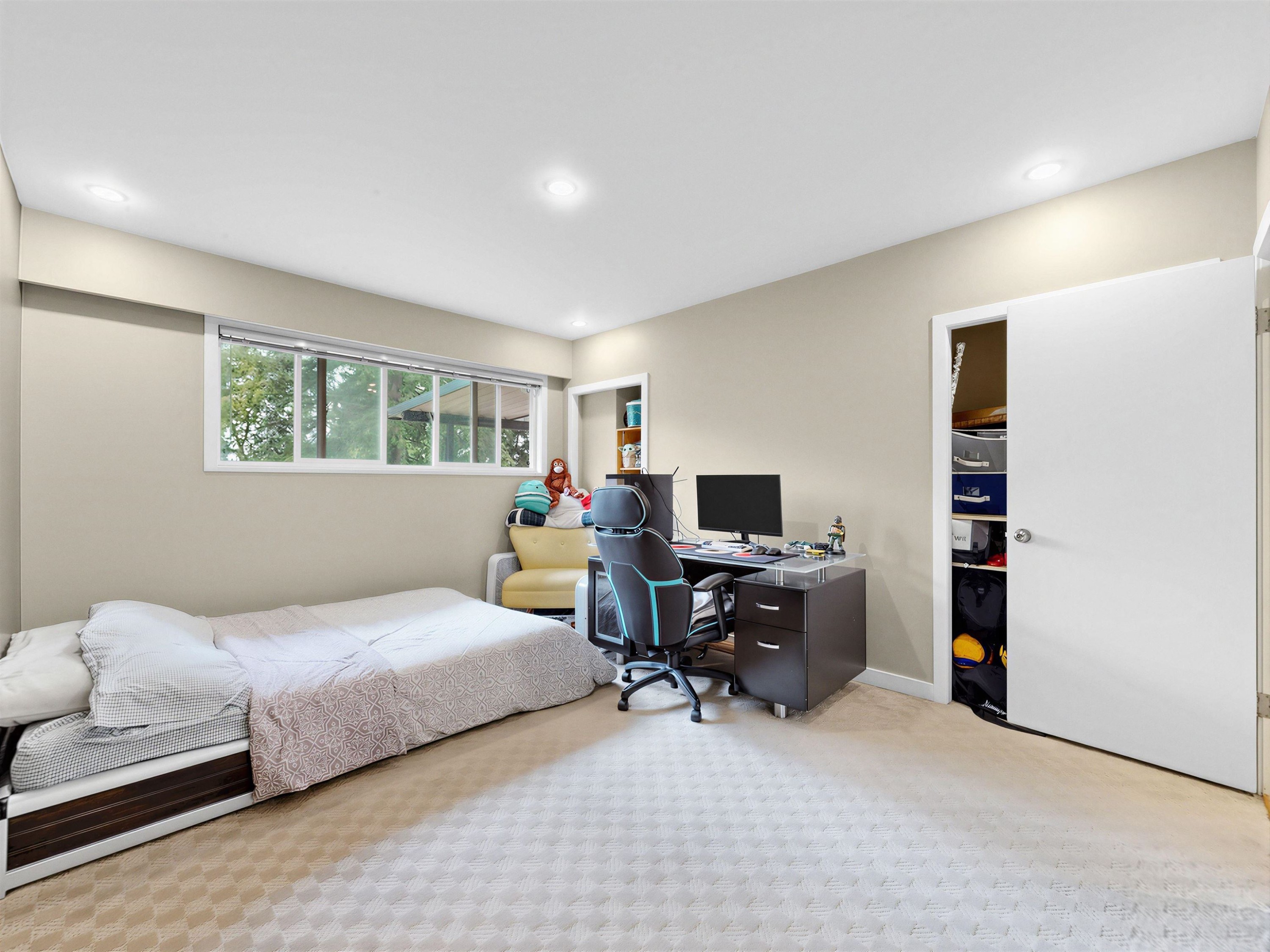712 Shaw Avenue, Coquitlam, BC - Indoor Photo Showing Bedroom