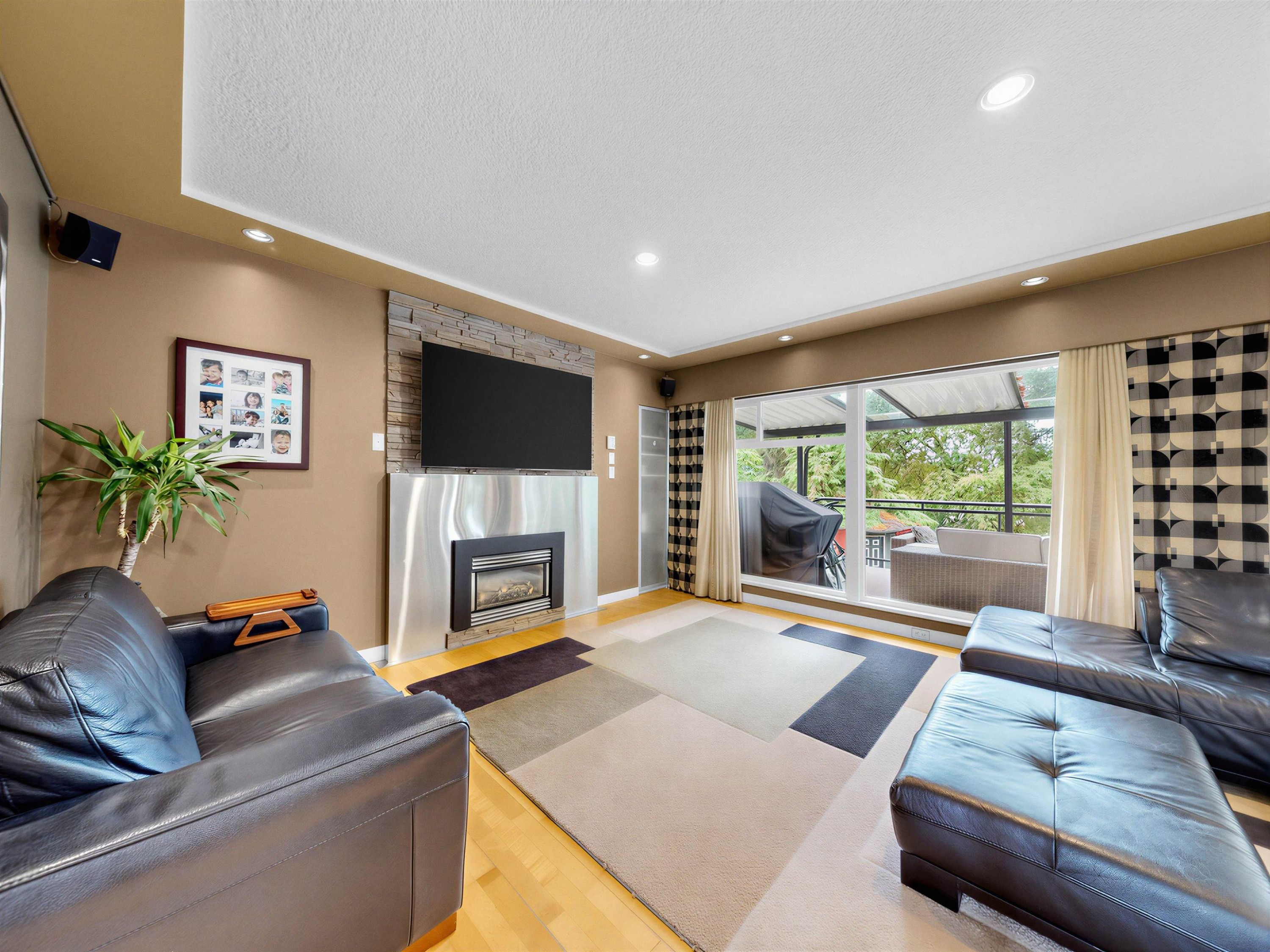 712 Shaw Avenue, Coquitlam, BC - Indoor Photo Showing Living Room With Fireplace