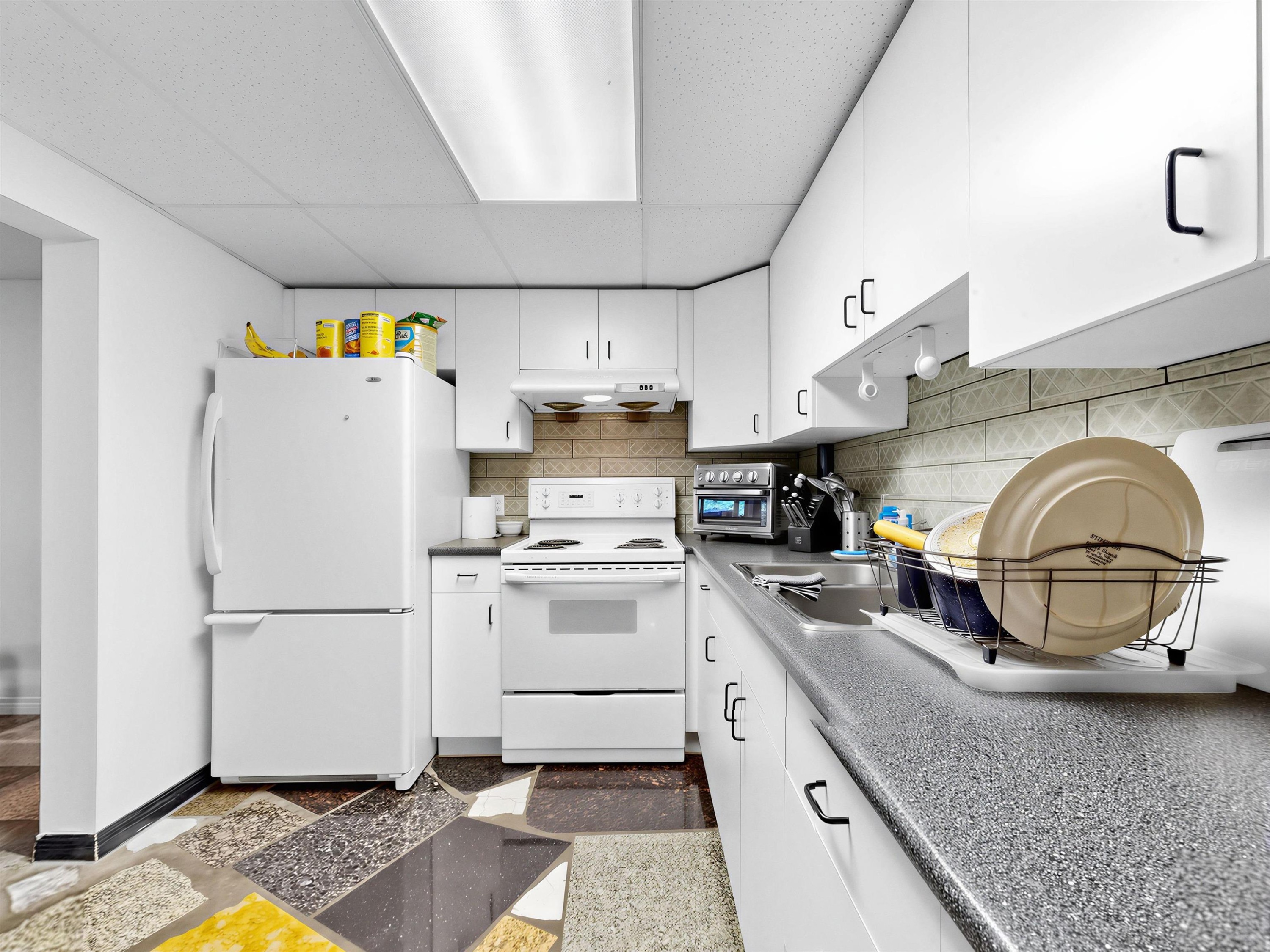 712 Shaw Avenue, Coquitlam, BC - Indoor Photo Showing Kitchen