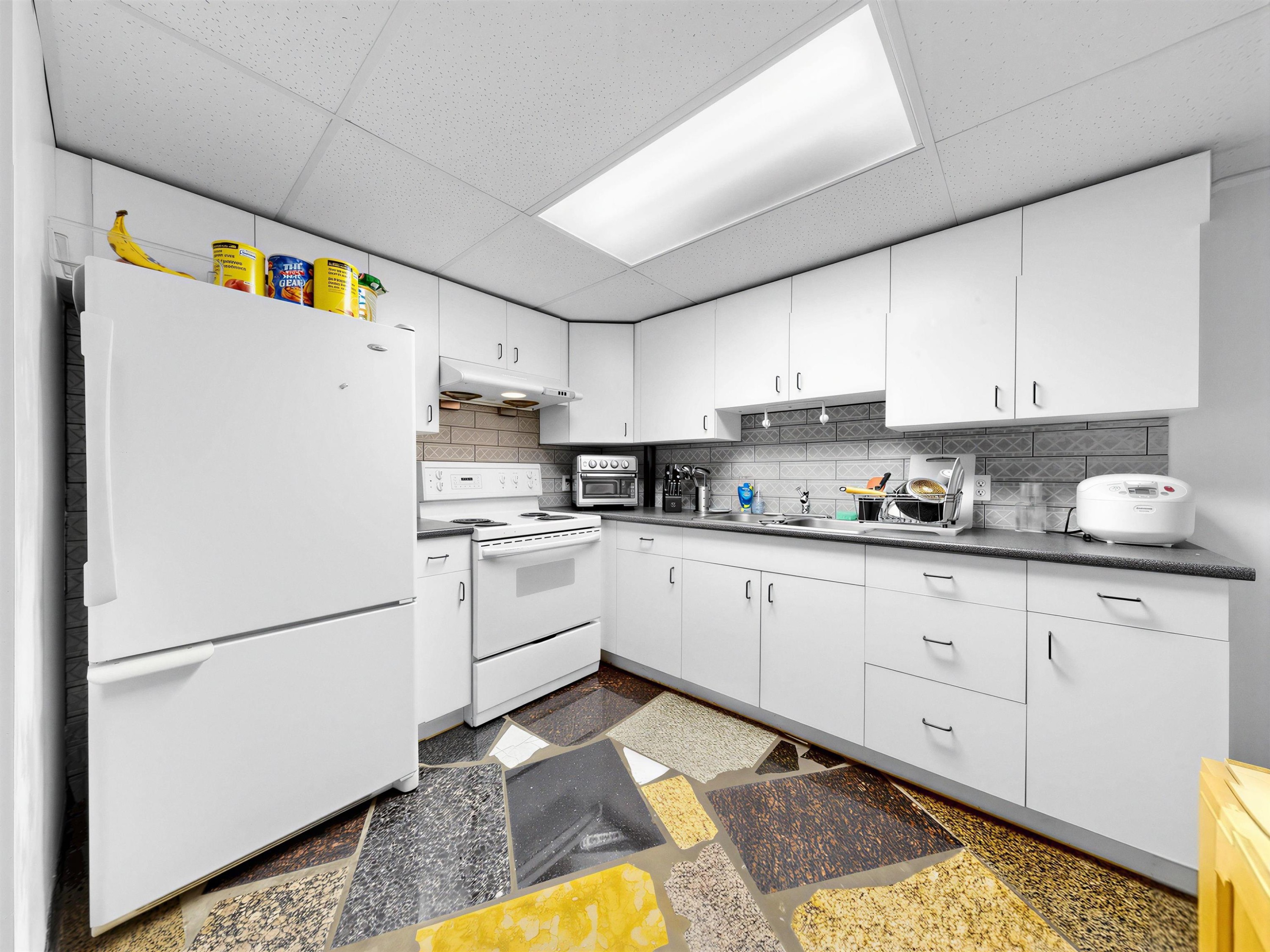 712 Shaw Avenue, Coquitlam, BC - Indoor Photo Showing Kitchen