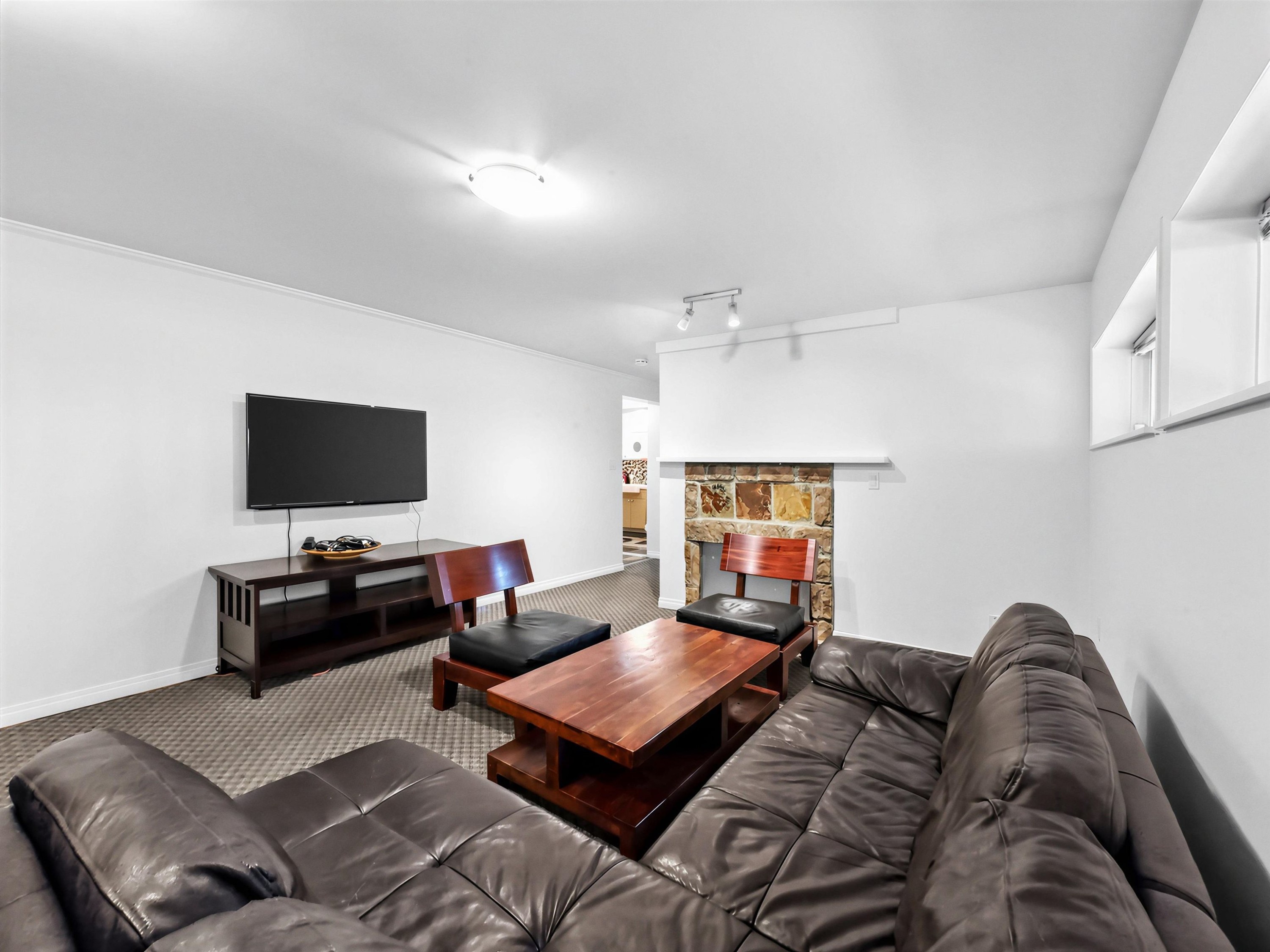 712 Shaw Avenue, Coquitlam, BC - Indoor Photo Showing Living Room