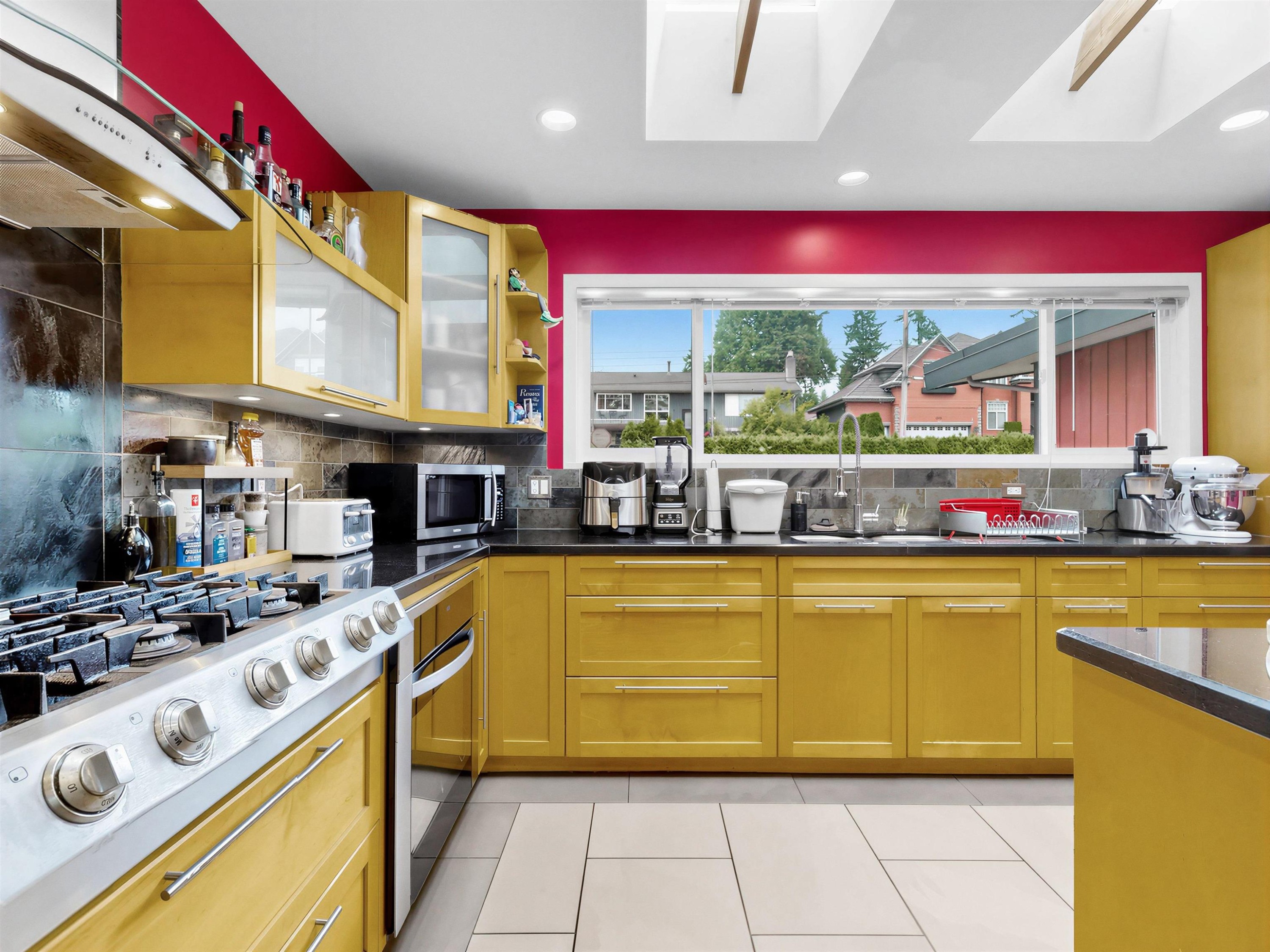 712 Shaw Avenue, Coquitlam, BC - Indoor Photo Showing Kitchen