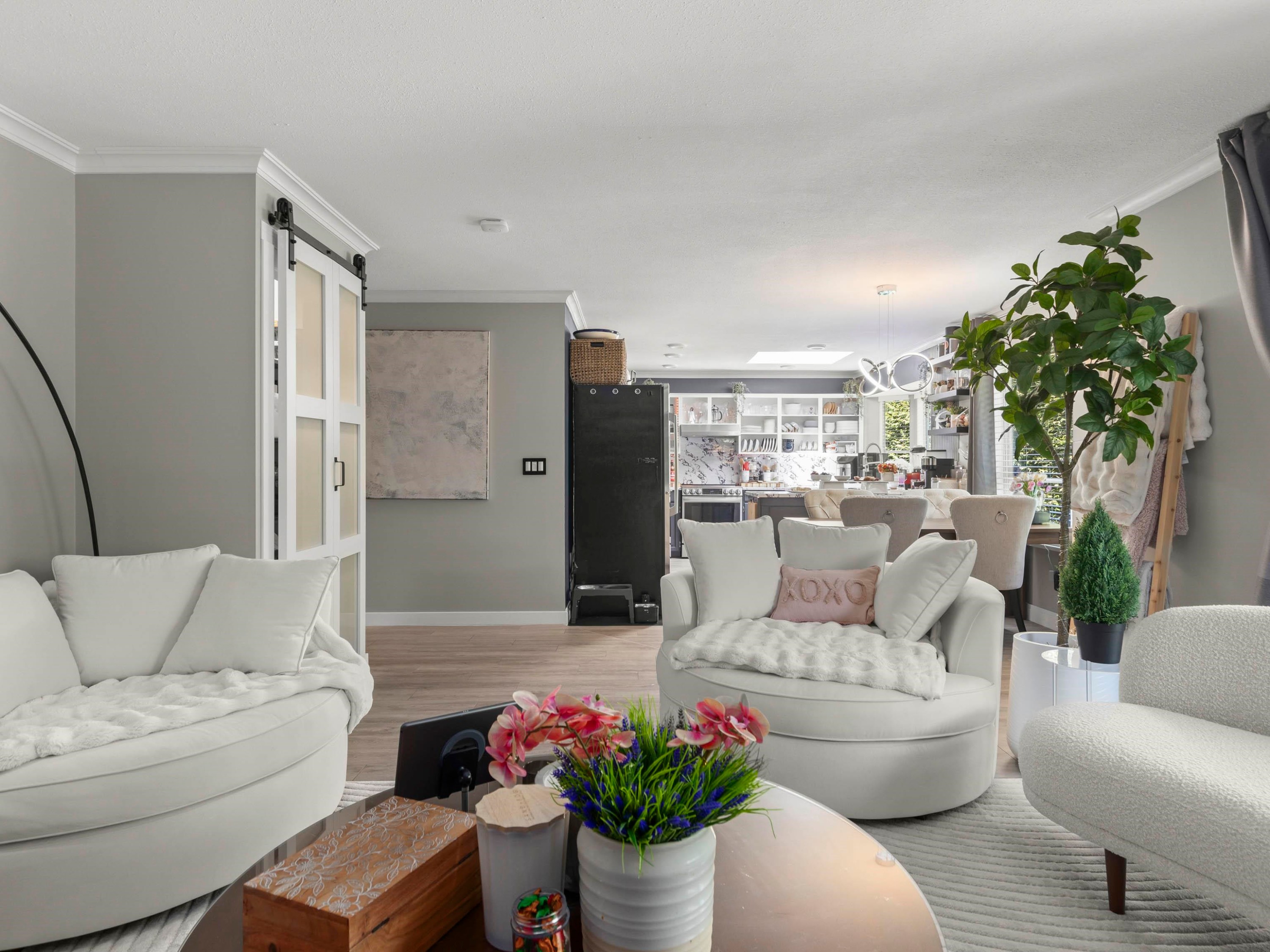 9291 Boyd Court, Richmond, BC - Indoor Photo Showing Living Room