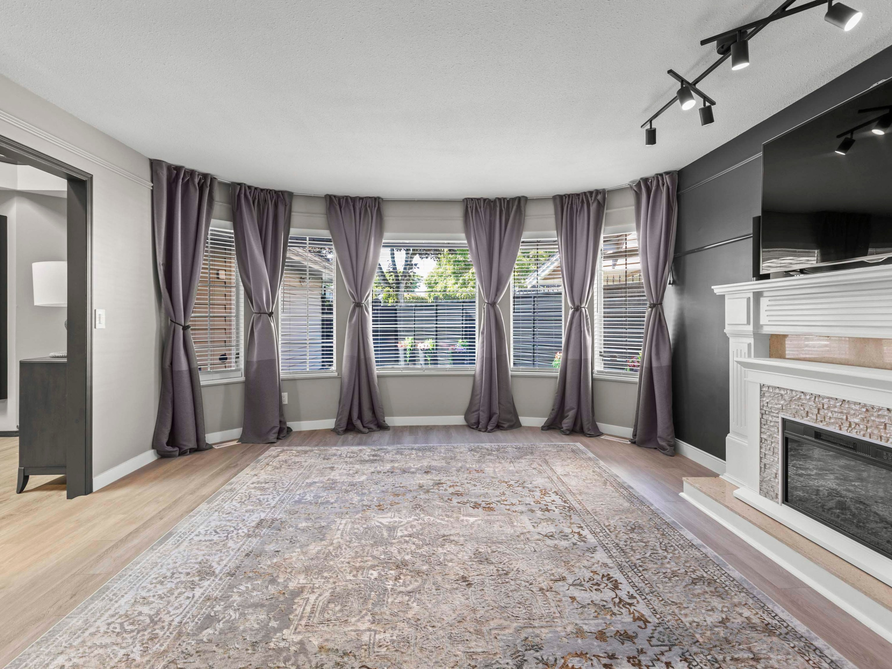 9291 Boyd Court, Richmond, BC - Indoor With Fireplace