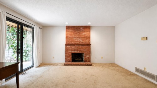 10179 Lawson Drive, Richmond, BC - Indoor Photo Showing Living Room With Fireplace
