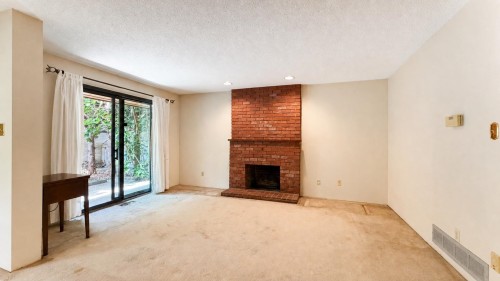 10179 Lawson Drive, Richmond, BC - Indoor Photo Showing Living Room With Fireplace