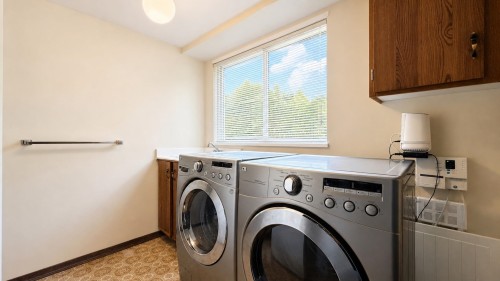 10179 Lawson Drive, Richmond, BC - Indoor Photo Showing Laundry Room