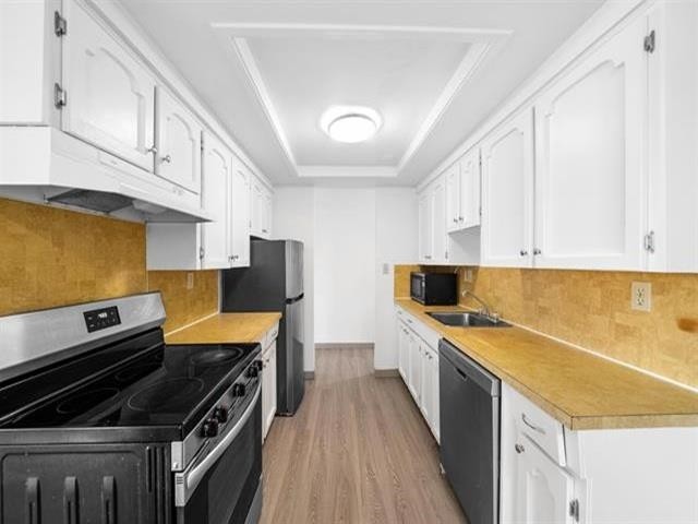 301-11957 223 Street, Maple Ridge, BC - Indoor Photo Showing Kitchen