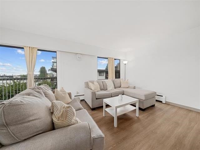 301-11957 223 Street, Maple Ridge, BC - Indoor Photo Showing Living Room