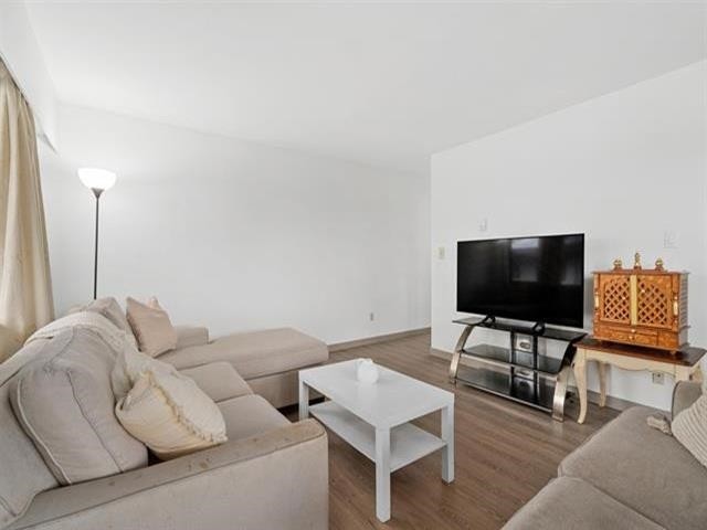 301-11957 223 Street, Maple Ridge, BC - Indoor Photo Showing Living Room