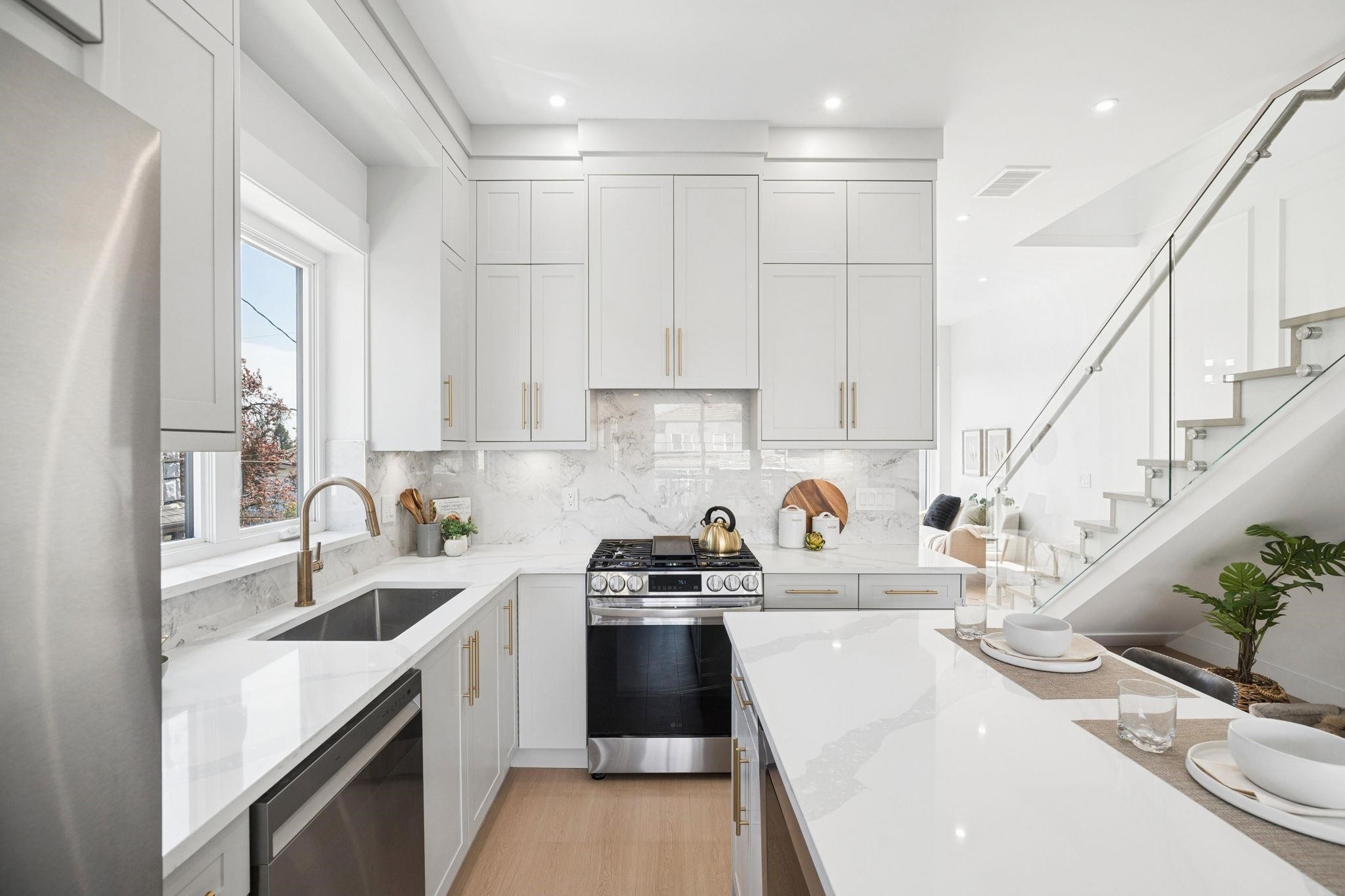 1005 55Th Avenue E, Vancouver, BC - Indoor Photo Showing Kitchen With Upgraded Kitchen