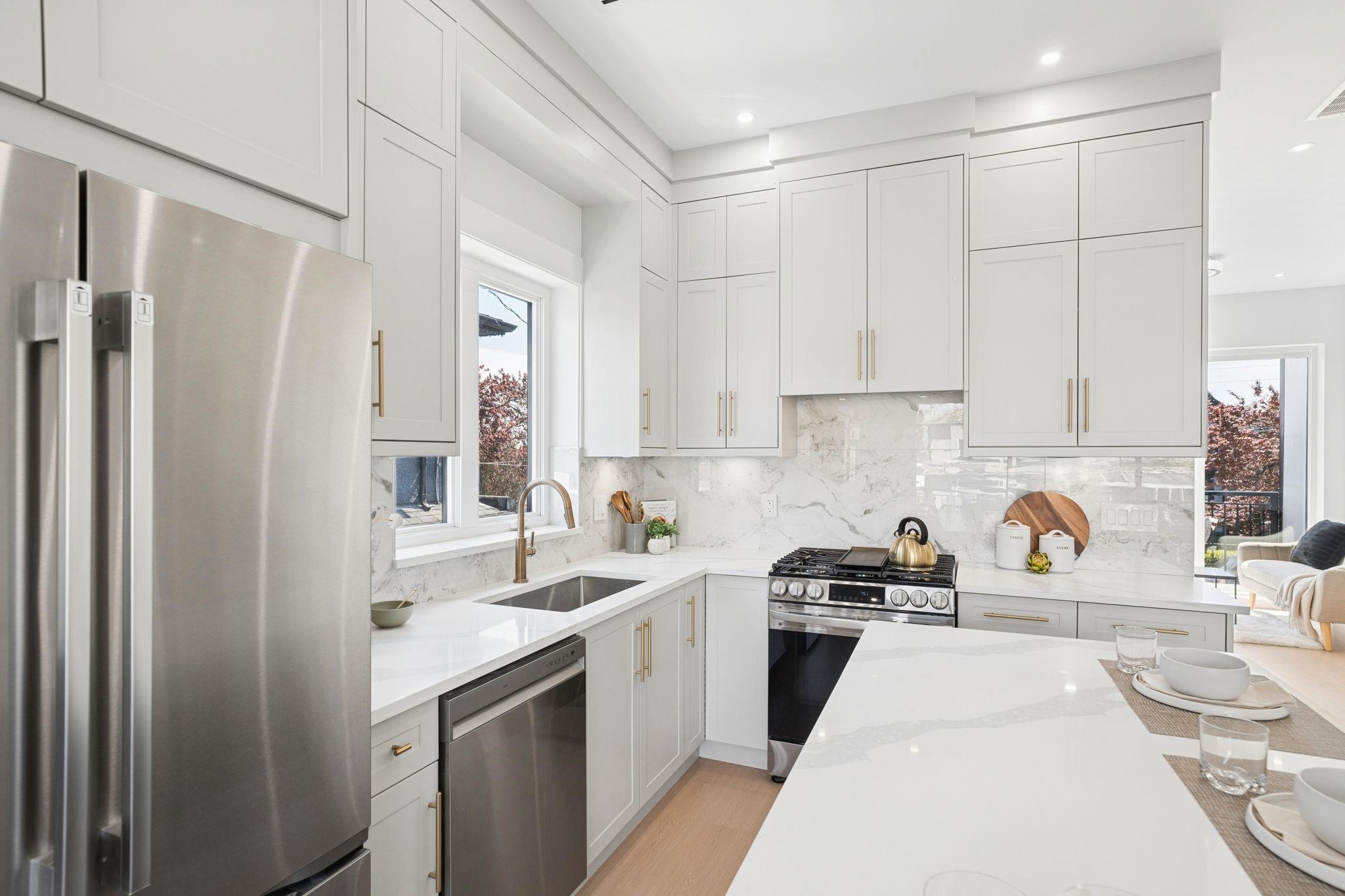 1005 55Th Avenue E, Vancouver, BC - Indoor Photo Showing Kitchen With Upgraded Kitchen