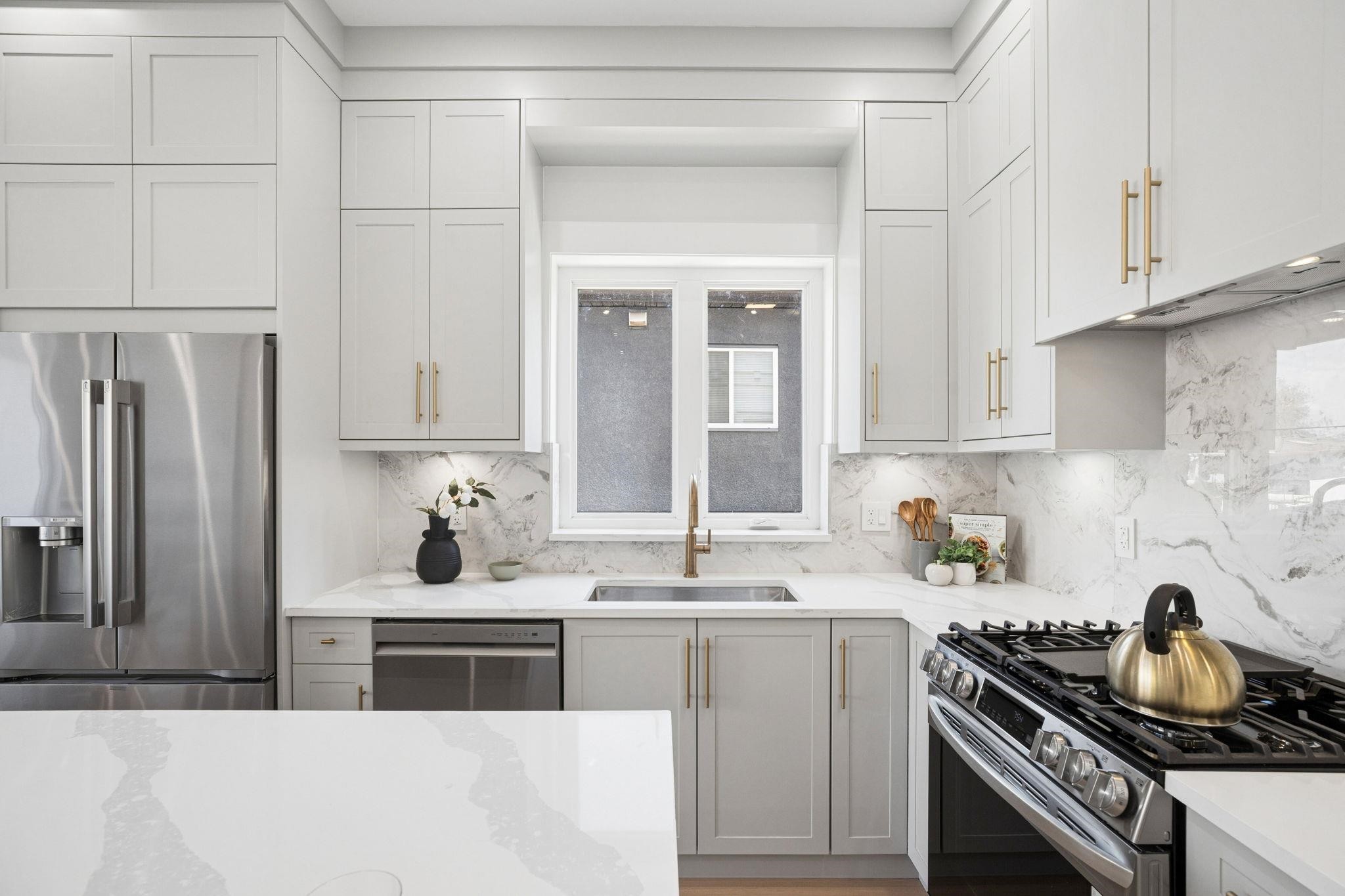1005 55Th Avenue E, Vancouver, BC - Indoor Photo Showing Kitchen With Upgraded Kitchen