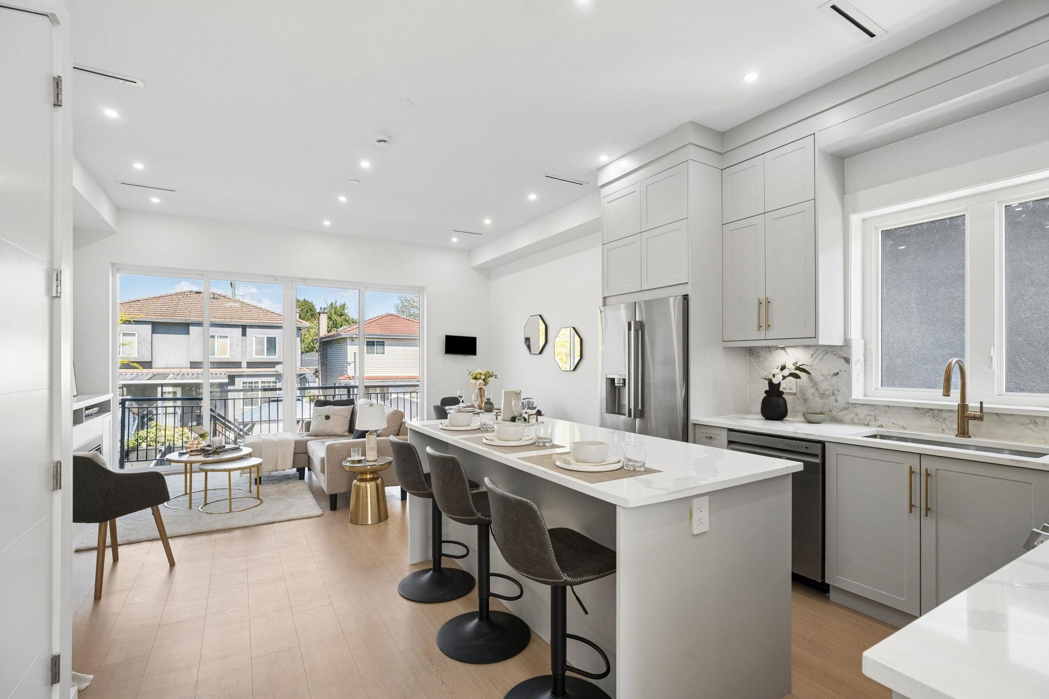 1005 55Th Avenue E, Vancouver, BC - Indoor Photo Showing Kitchen With Upgraded Kitchen