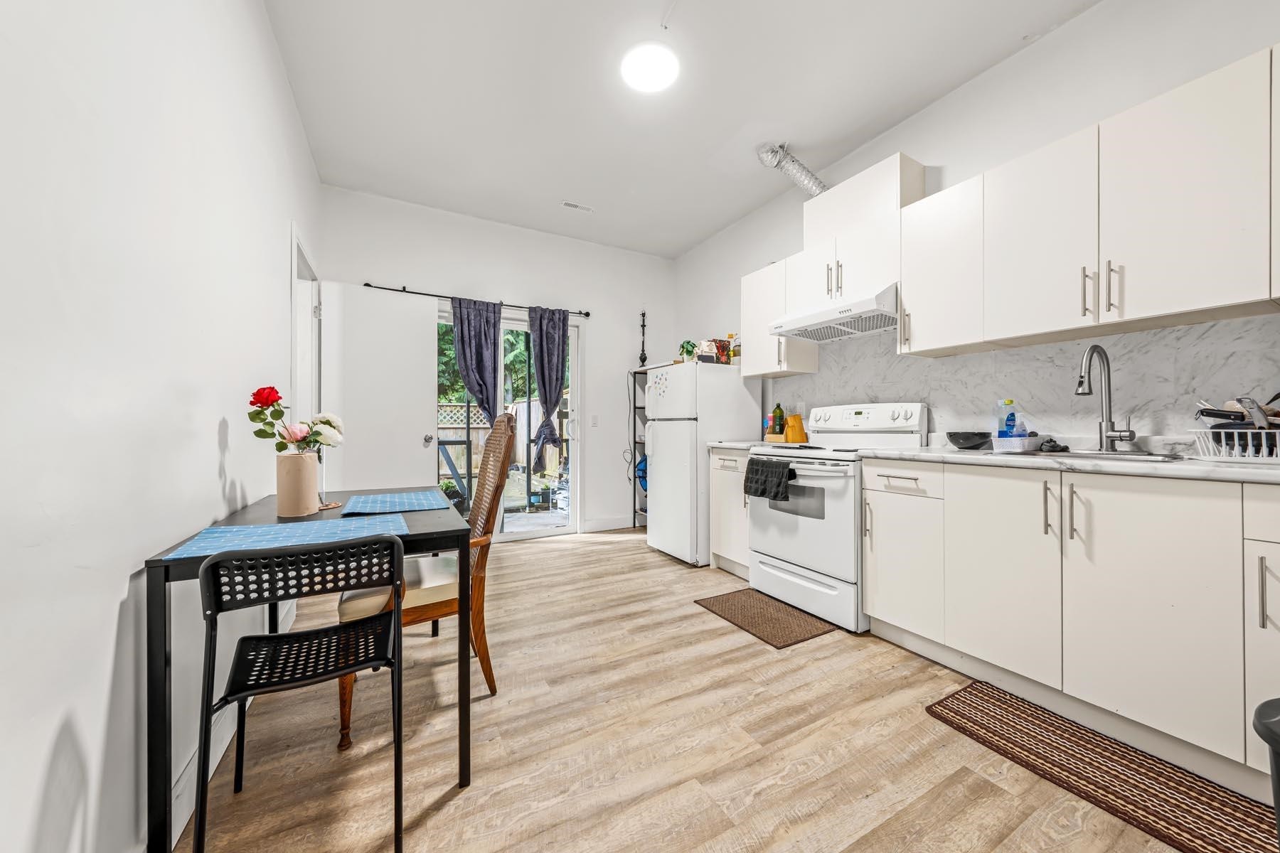 1-11495 Cottonwood Drive, Maple Ridge, BC - Indoor Photo Showing Kitchen