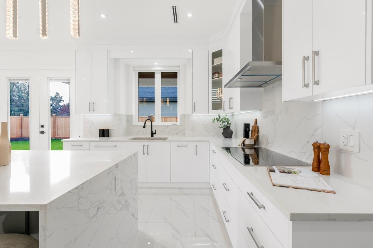 4991 Cabot Drive, Richmond, BC - Indoor Photo Showing Kitchen