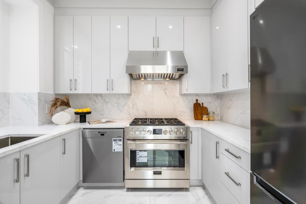 4991 Cabot Drive, Richmond, BC - Indoor Photo Showing Kitchen With Upgraded Kitchen