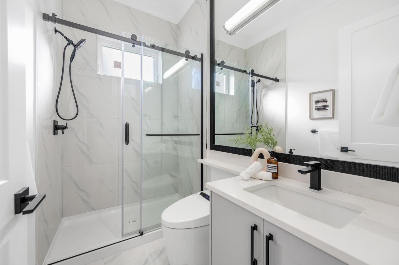 4991 Cabot Drive, Richmond, BC - Indoor Photo Showing Bathroom