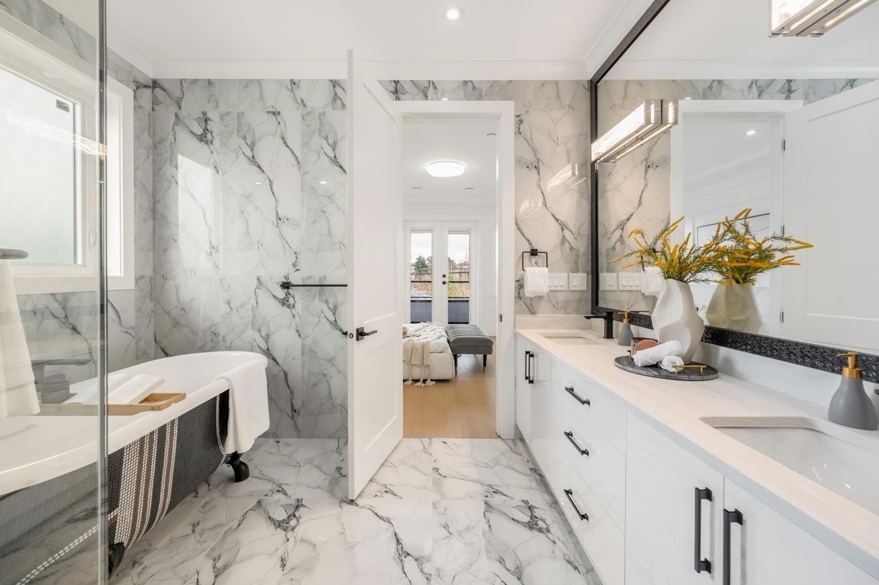 4991 Cabot Drive, Richmond, BC - Indoor Photo Showing Bathroom