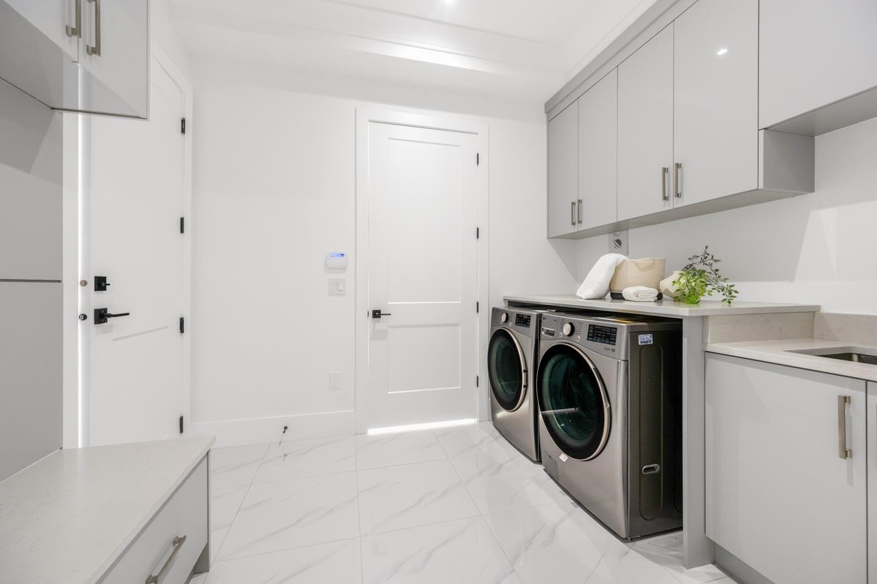 4991 Cabot Drive, Richmond, BC - Indoor Photo Showing Laundry Room
