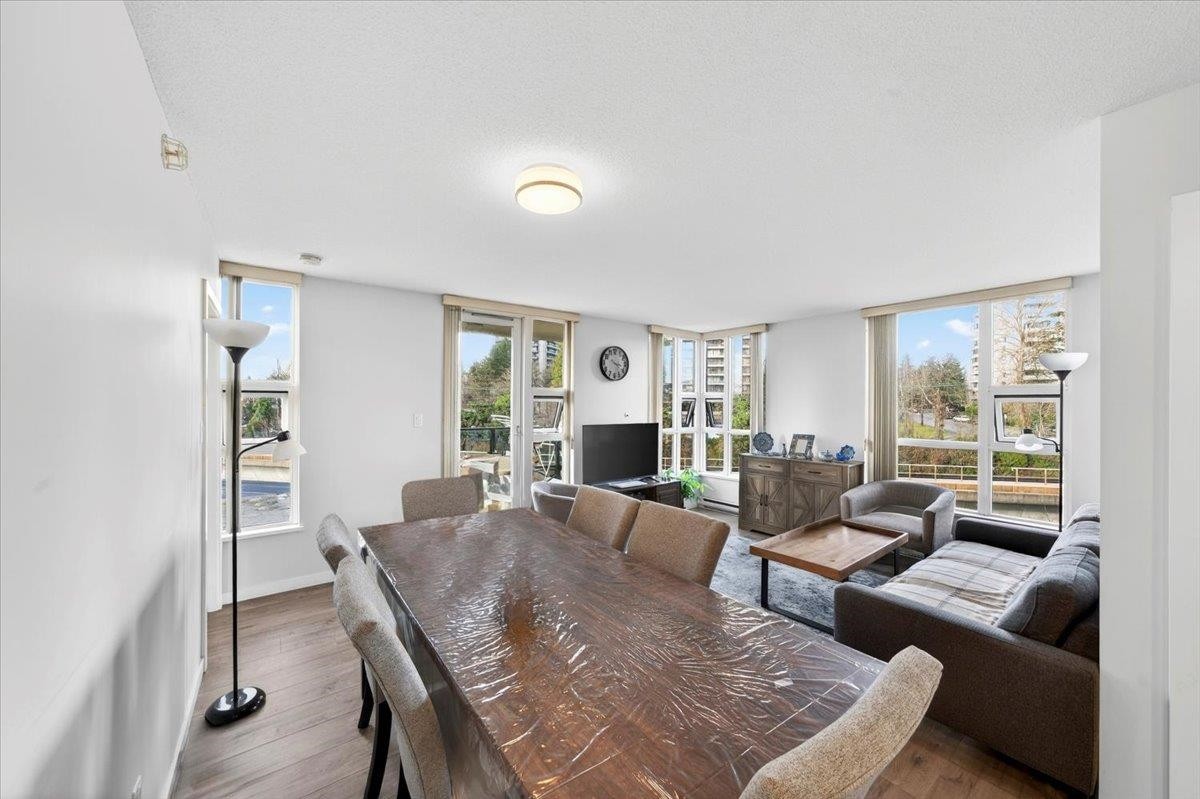 807-2200 Douglas Road, Burnaby, BC - Indoor