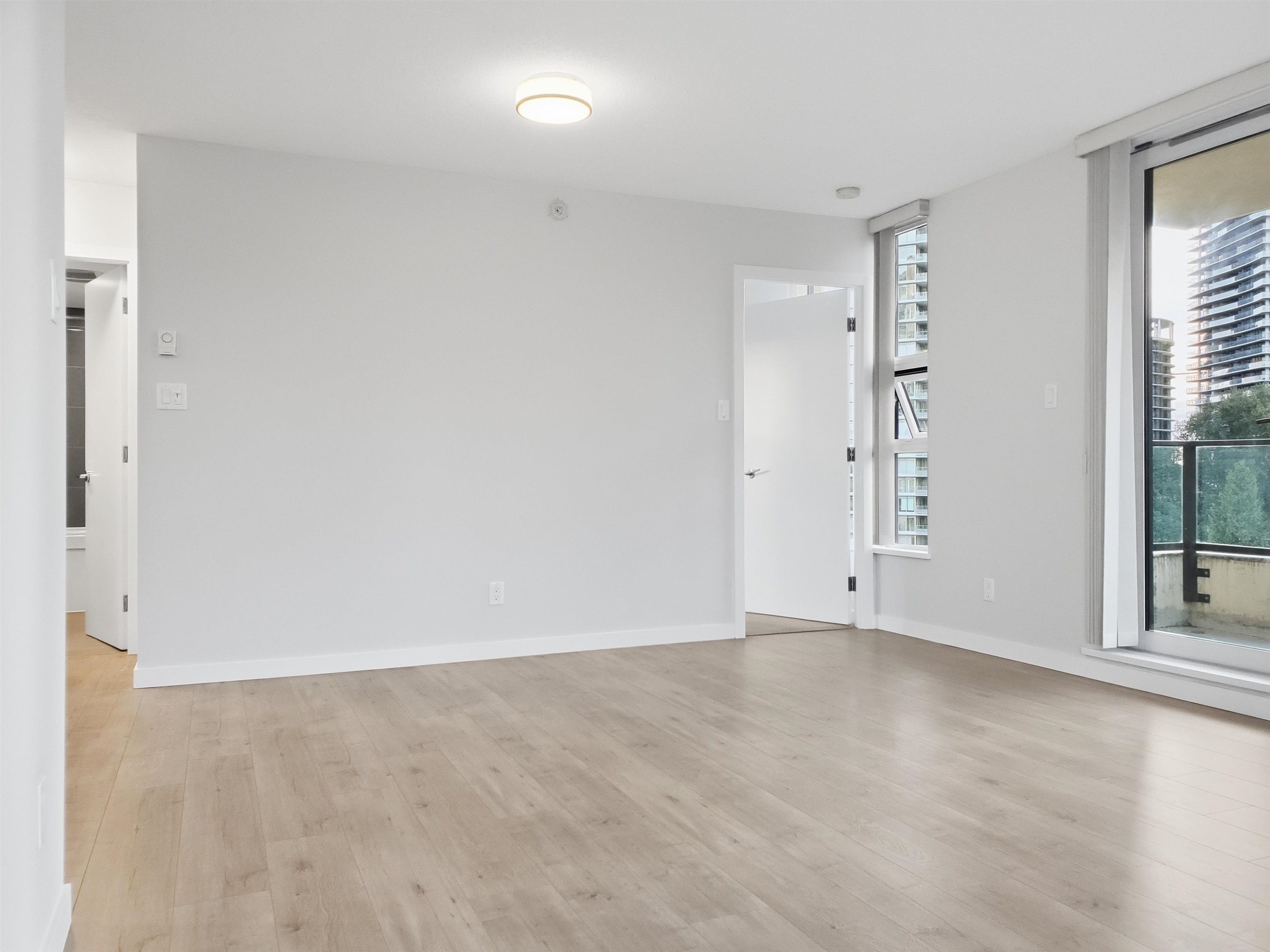 807-2200 Douglas Road, Burnaby, BC - Indoor Photo Showing Other Room