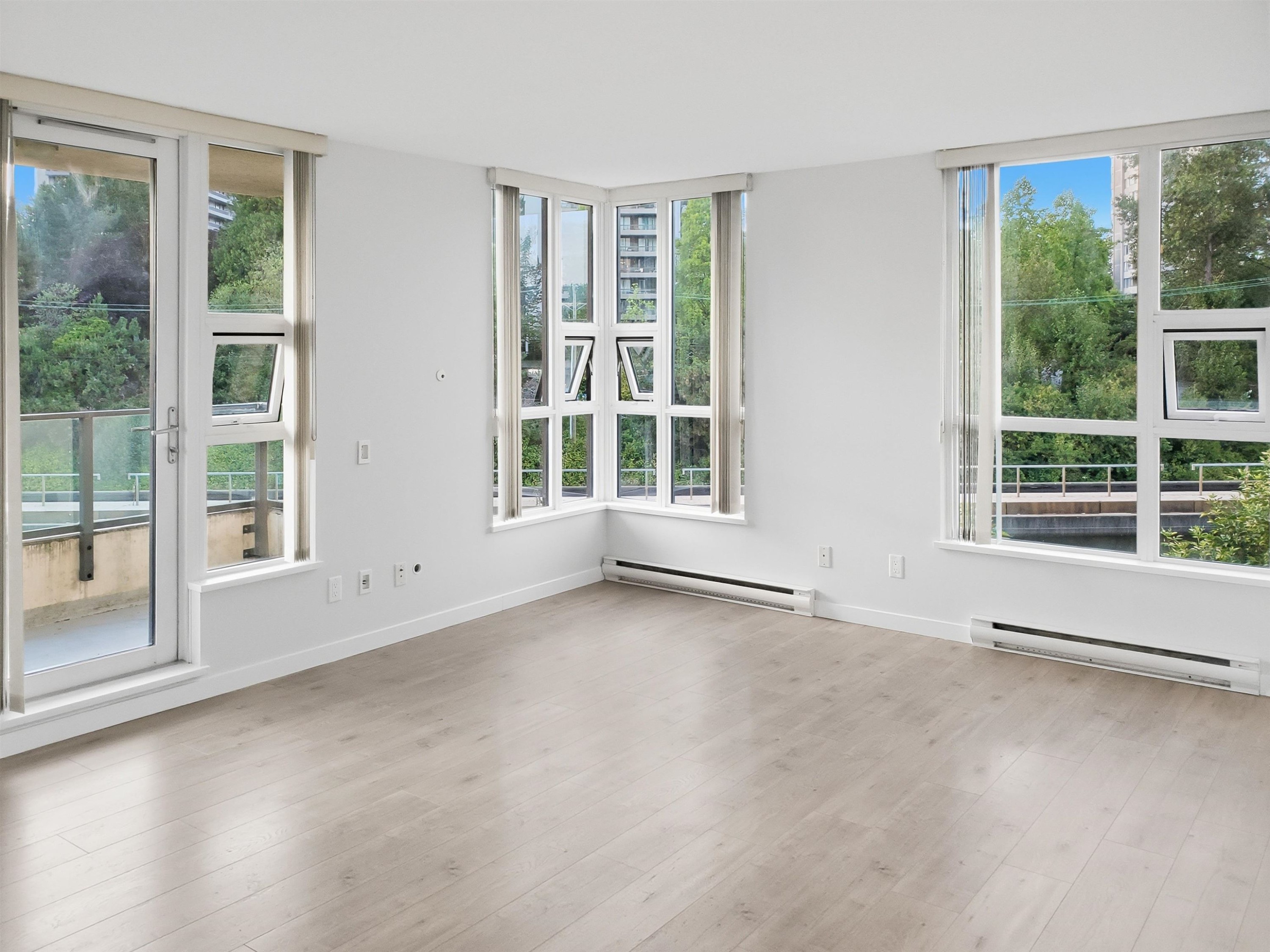 807-2200 Douglas Road, Burnaby, BC - Indoor